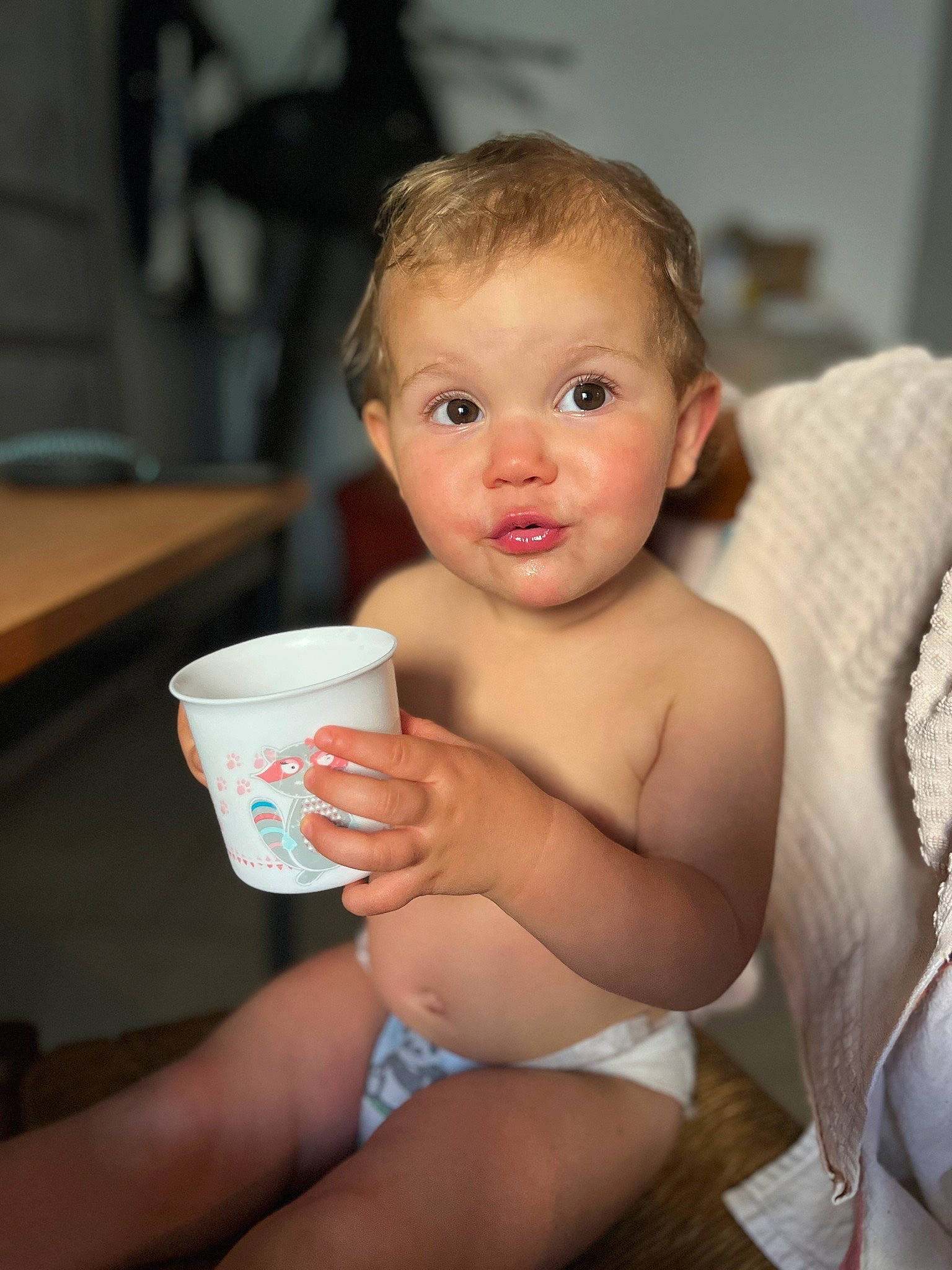 Maïa participe au concours pour gagner de l'argent avec cette photo : baby, cheek, chest, child, drinkware, eye, eyelash, finger, flash_photography, fun, hand, happy, human_body, iris, lip, neck, person, skin, thigh, toddler