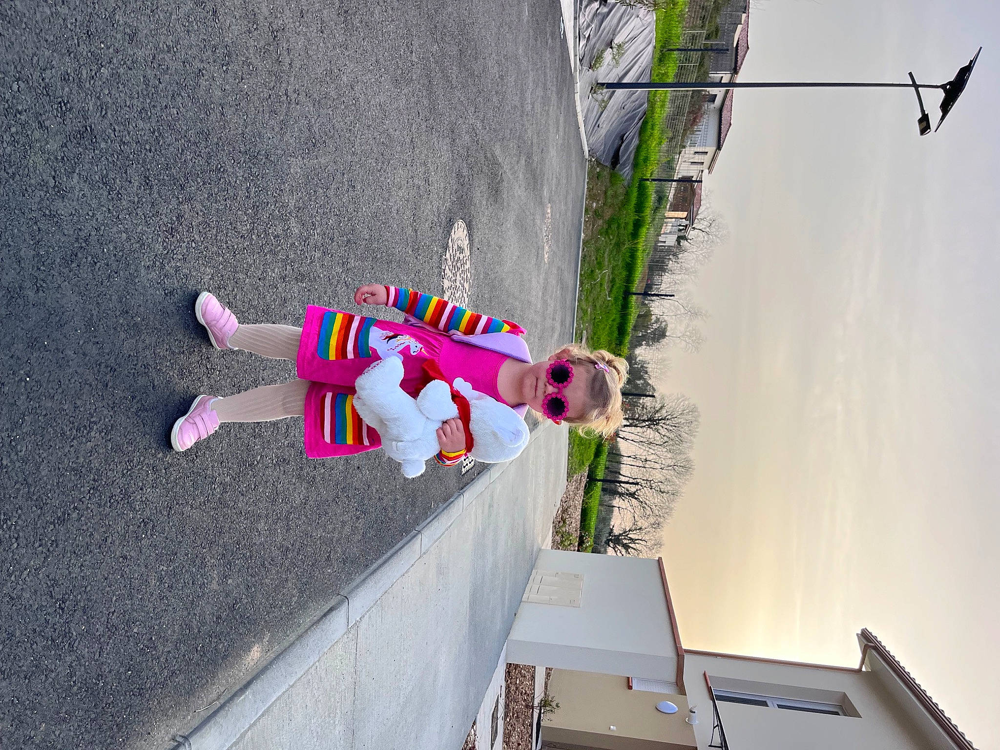 Maiia participe au concours pour gagner de l'argent avec cette photo : adventure, asphalt, building, concrete, electricity, extreme_sport, facade, fun, leisure, magenta, person, plant, recreation, shadow, sidewalk, sky, slope, toddler, tree, urban_design