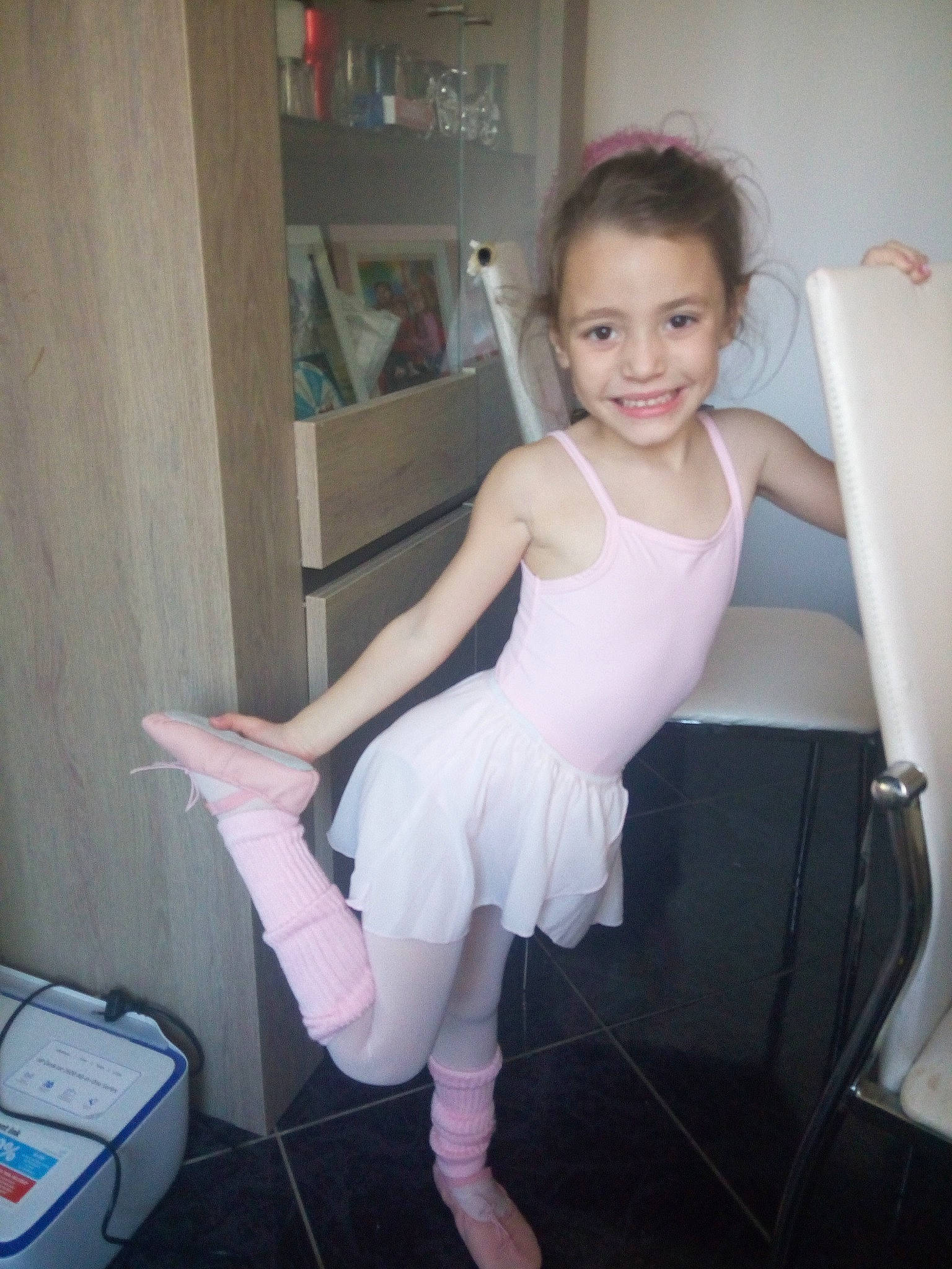 Maëlys a rejoint le concours — aidez-le/la à gagner de superbes lots ! arm, ballet, ballet_dancer, ballet_tutu, child, clothing, costume, dance, dance_dress, dancer, girl, joint, joy, leg, leotard, performing_arts, person, pink, shoulder, sportswear