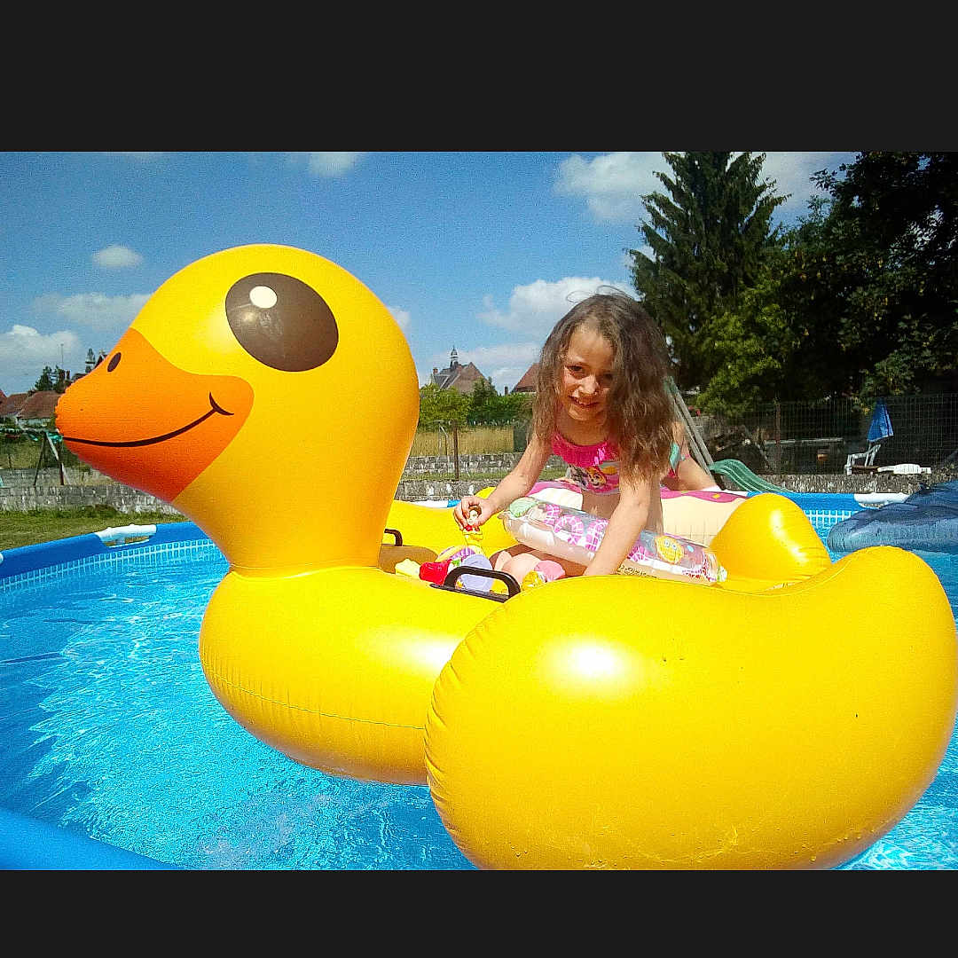 Maëlys a rejoint le concours — aidez-le/la à gagner de superbes lots ! bird, duck, ducks_geese_and_swans, fun, games, inflatable, joy, leisure, person, recreation, vertebrate, water, water_bird, water_park, yellow