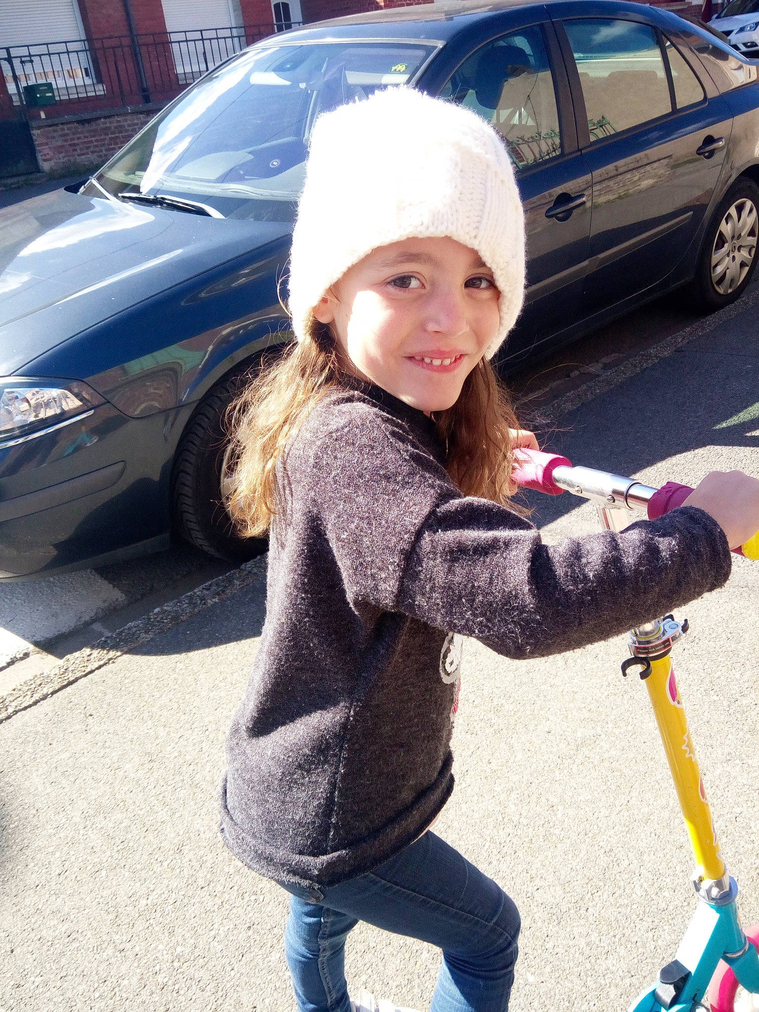 Maëlys a rejoint le concours — aidez-le/la à gagner de superbes lots ! car, child, cool, fashion_accessory, fun, girl, headgear, headwear, joy, person, product, textile, toddler, vacation, vehicle