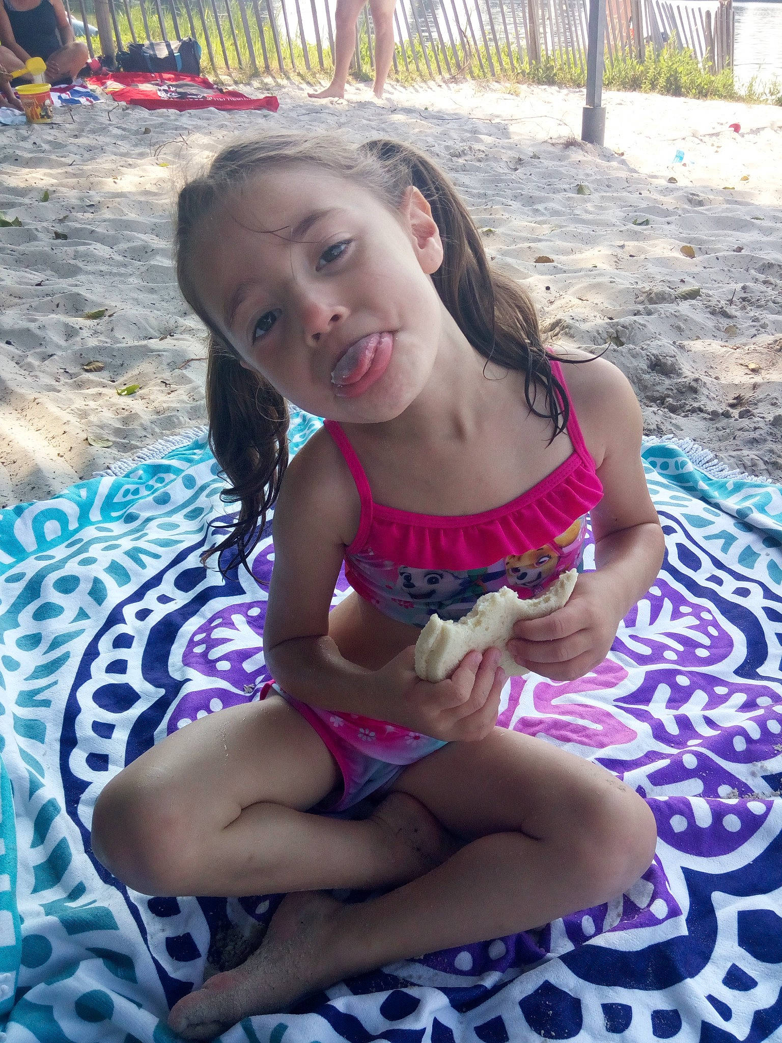 Maëlys a rejoint le concours — aidez-le/la à gagner de superbes lots ! abdomen, black_hair, child, finger, fun, girl, hand, happiness, leg, mouth, person, smile, summer, sun_tanning, swimwear, thigh, toddler, trunk, undergarment, vacation