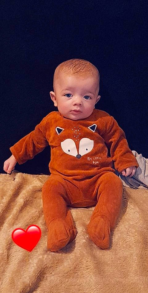 Thiago Holtz a rejoint le concours — aidez-le/la à gagner de superbes lots ! baby, baby_toddler_clothing, cheek, eye, finger, head, human_body, mammal, mouth, nose, orange, outerwear, person, pink, red, skin, sleeve, stomach, toddler, white