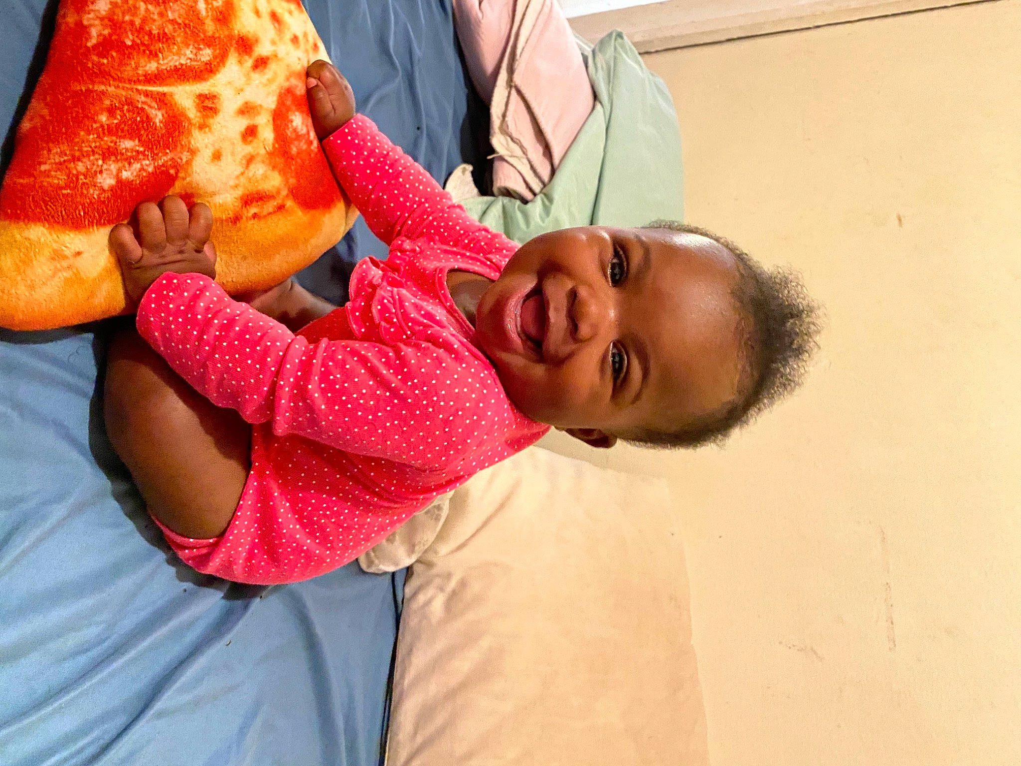 Khari is registered to the contest to win money with this photo: abdomen, arm, baby, child, elbow, event, fun, gesture, hand, happy, hat, human_body, leisure, mouth, neck, person, smile, sunglasses, t_shirt, toddler