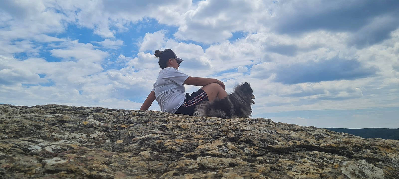 Poupette participe au concours pour gagner de l'argent avec cette photo : baseball_cap, bedrock, cloud, cumulus, fun, hat, hill, horizon, landscape, leisure, outcrop, people_in_nature, recreation, rock, shorts, sky, soil, sun_hat, t_shirt, travel