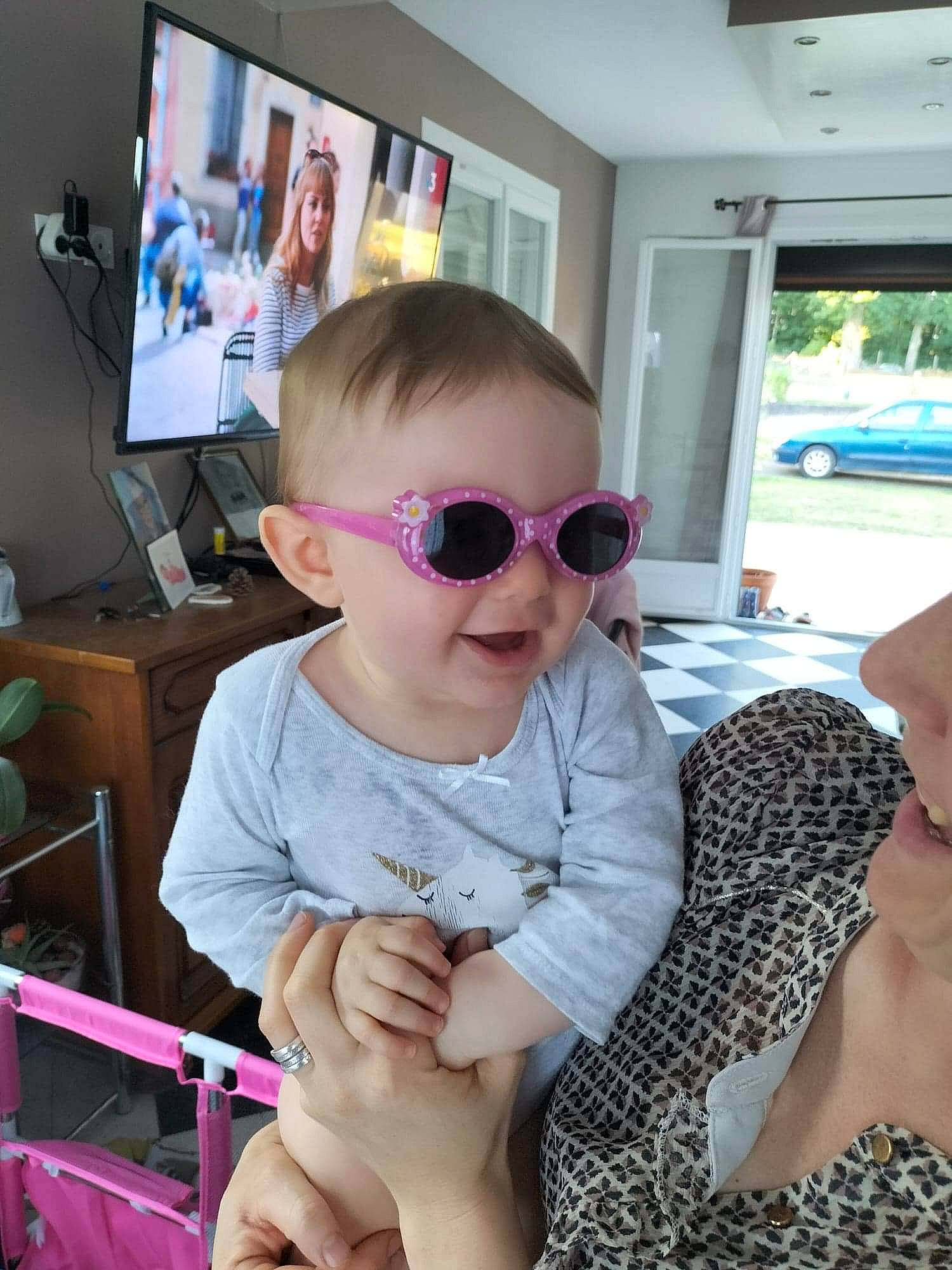 Alycia a rejoint le concours — aidez-le/la à gagner de superbes lots ! baby_toddler_clothing, child, cool, eyewear, finger, fun, glasses, goggles, happy, lip, person, personal_protective_equipment, pink, shoulder, skin, sunglasses, television, thigh, thumb, toddler