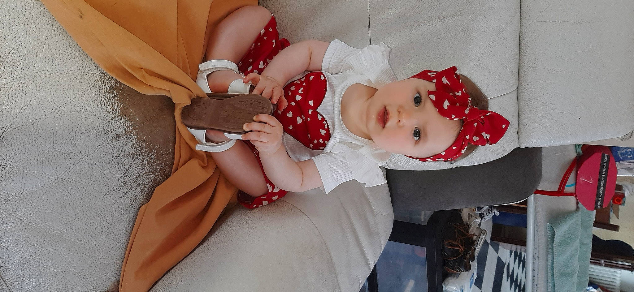 Alycia a rejoint le concours — aidez-le/la à gagner de superbes lots ! arm, baby, baby_toddler_clothing, comfort, dress, embellishment, hand, hat, headgear, headwear, human_body, human_leg, jewellery, pattern, person, pink, rose, skin, tableware, thigh