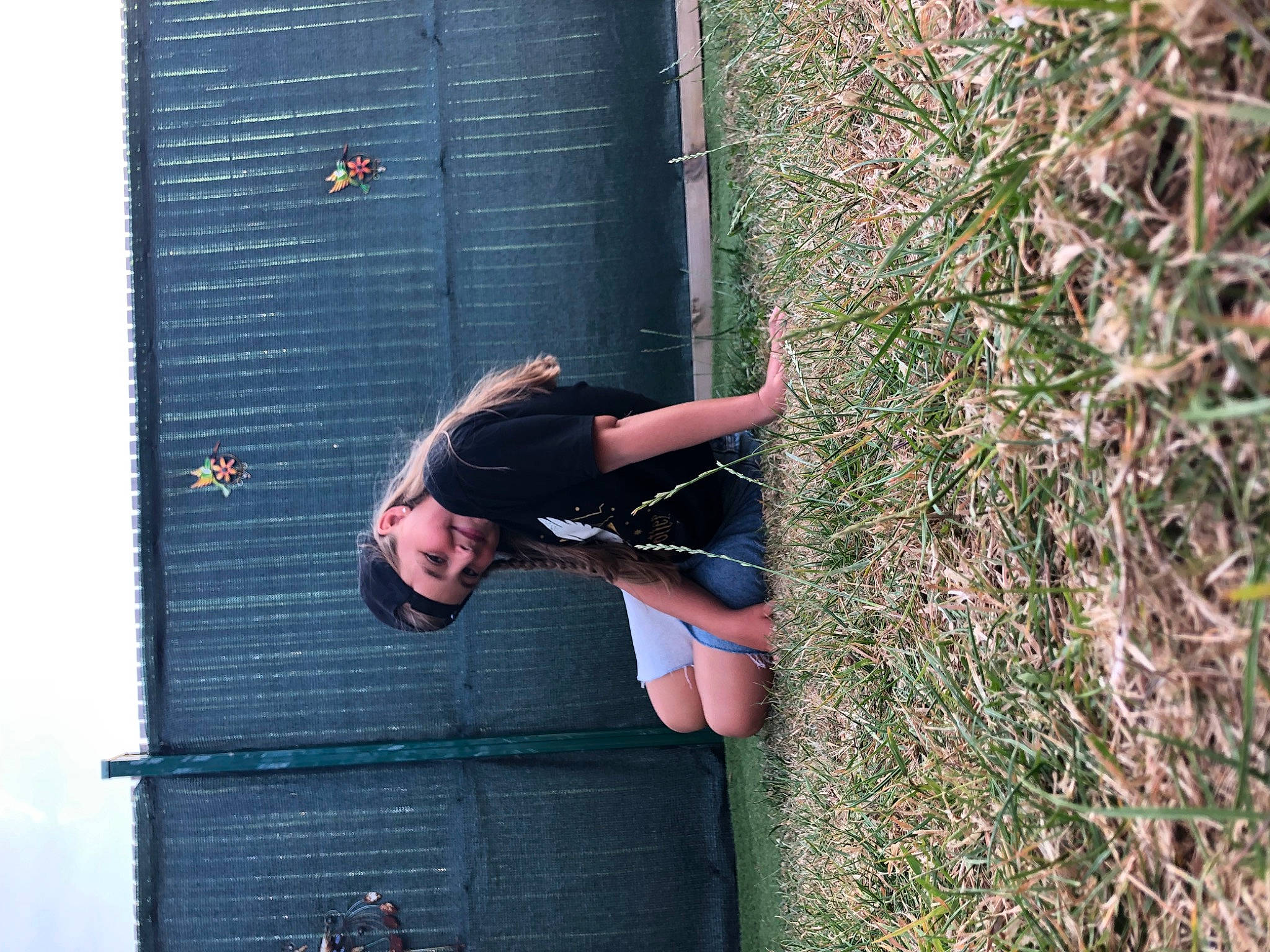 Ashley a rejoint le concours — aidez-le/la à gagner de superbes lots ! adventure, elbow, fun, grass, headwear, human_leg, joy, knee, leisure, mesh, net, people_in_nature, person, plant, recreation, shorts, shrub, soil, sports, thigh