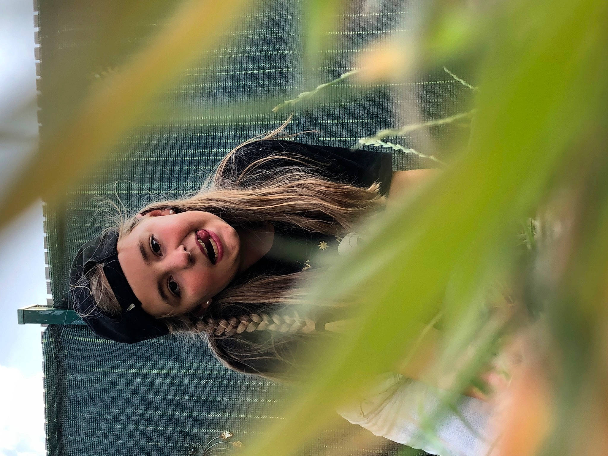 Ashley a rejoint le concours — aidez-le/la à gagner de superbes lots ! backlighting, black_hair, blond, brown_hair, cloud, event, flash_photography, fun, grass, hair, hairstyle, happy, headwear, leisure, lip, long_hair, people_in_nature, person, plant, recreation