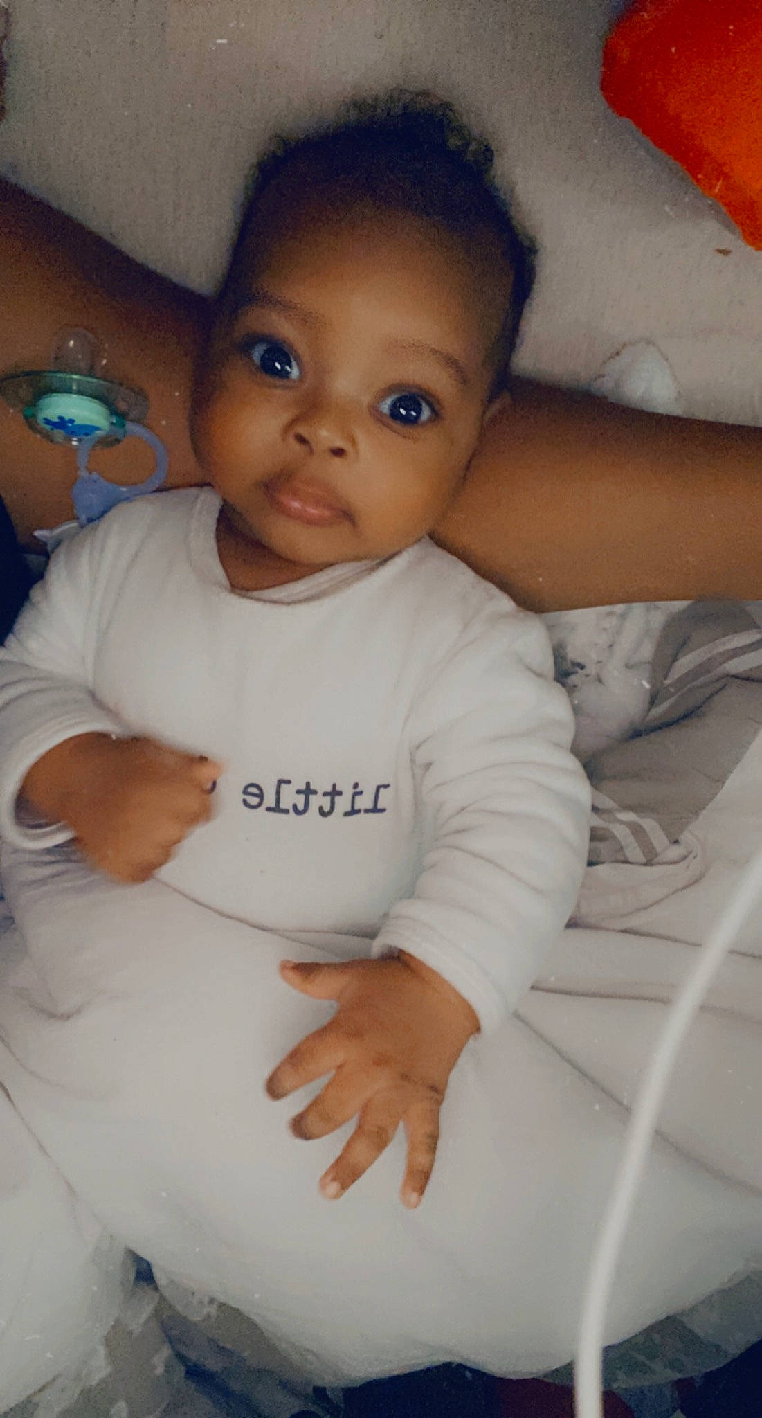 Salim a rejoint le concours — aidez-le/la à gagner de superbes lots ! baby, baby_toddler_clothing, cheek, comfort, eyebrow, finger, forehead, gesture, hairstyle, happy, human_body, iris, joint, lip, mouth, neck, nose, person, skin, sleeve