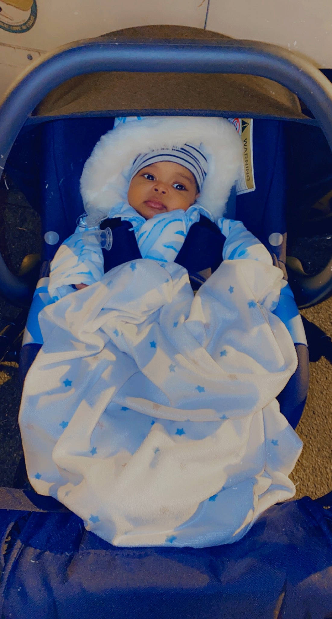 Salim participe au concours pour gagner de l'argent avec cette photo : azure, baby, baby_products, blue, child, comfort, electric_blue, event, fun, headgear, headwear, infant_bed, linens, person, pink, plastic, plastic_bag, product, toddler, toy