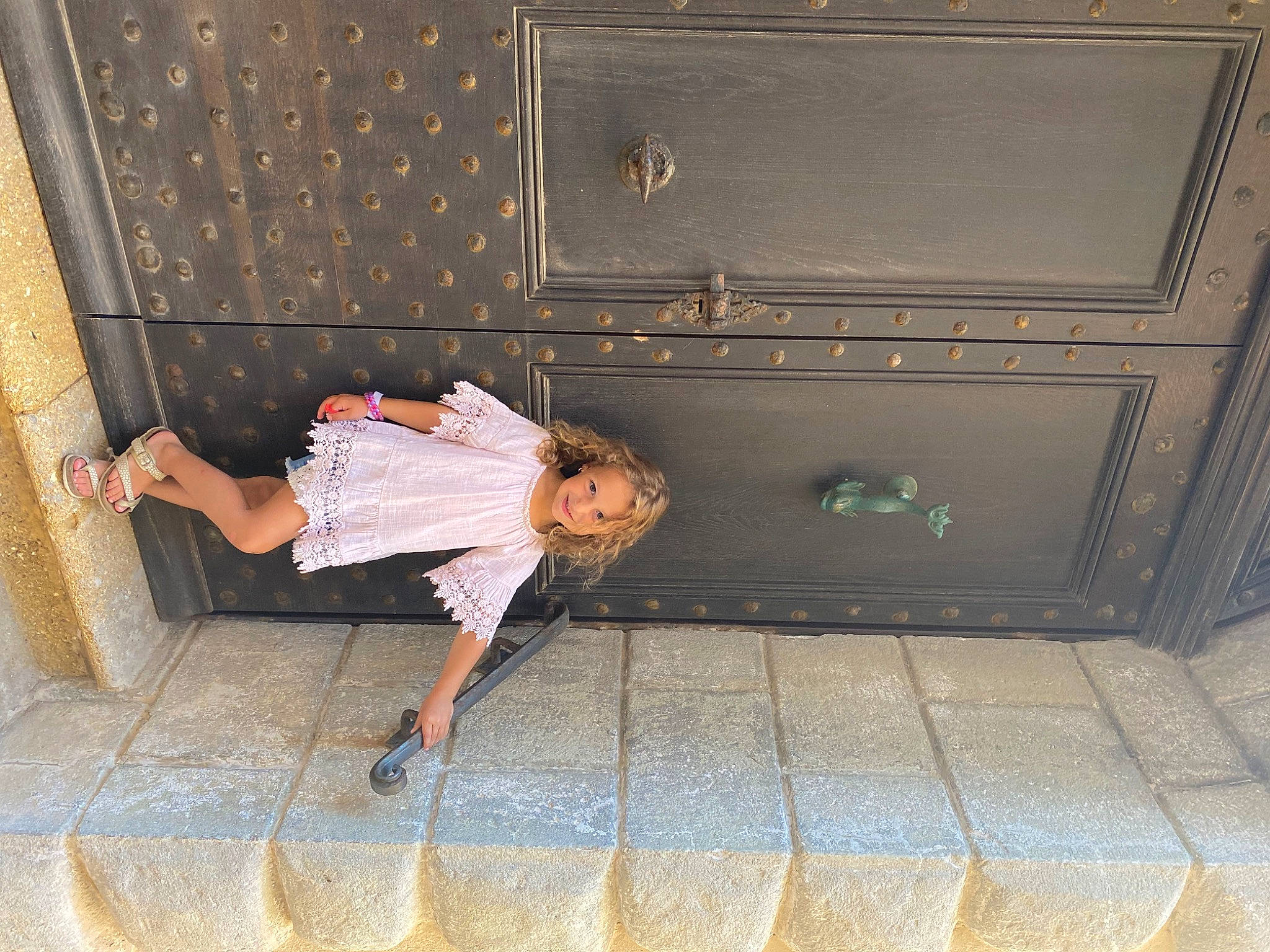 Savannah participe au concours pour gagner de l'argent avec cette photo : automotive_exterior, automotive_tire, bumper, comfort, floor, flooring, fun, gas, hardwood, human_leg, joy, leisure, metal, person, road_surface, room, sidewalk, sitting, tire, toddler