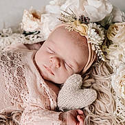 Lou a rejoint le concours — aidez-le/la à gagner de superbes lots ! baby, sleeping, flower_headband, pink_lace, knitted_heart, fluffy_rug, cream_flowers, newborn, portrait, soft_lighting, peaceful, cute, infant, wrapped, closeup, tender, resting, cozy, delicate, adorable