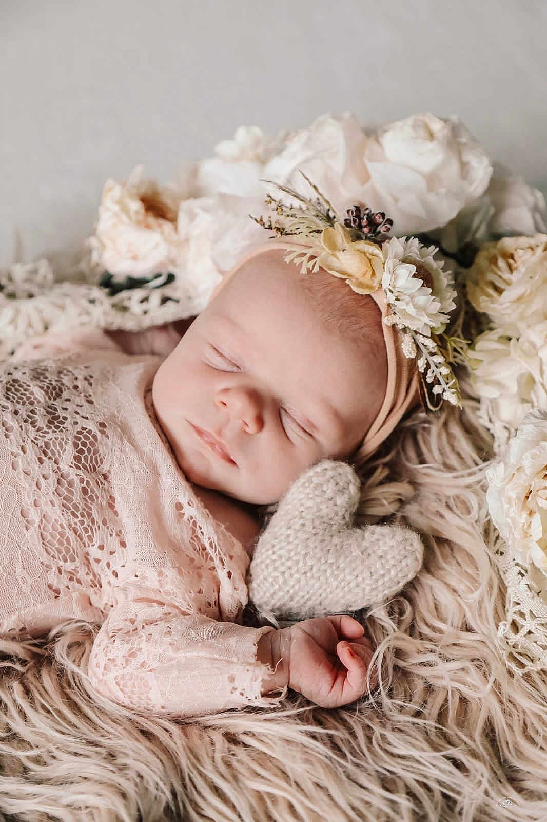 Lou a rejoint le concours — aidez-le/la à gagner de superbes lots ! baby, sleeping, flower_headband, pink_lace, knitted_heart, fluffy_rug, cream_flowers, newborn, portrait, soft_lighting, peaceful, cute, infant, wrapped, closeup, tender, resting, cozy, delicate, adorable