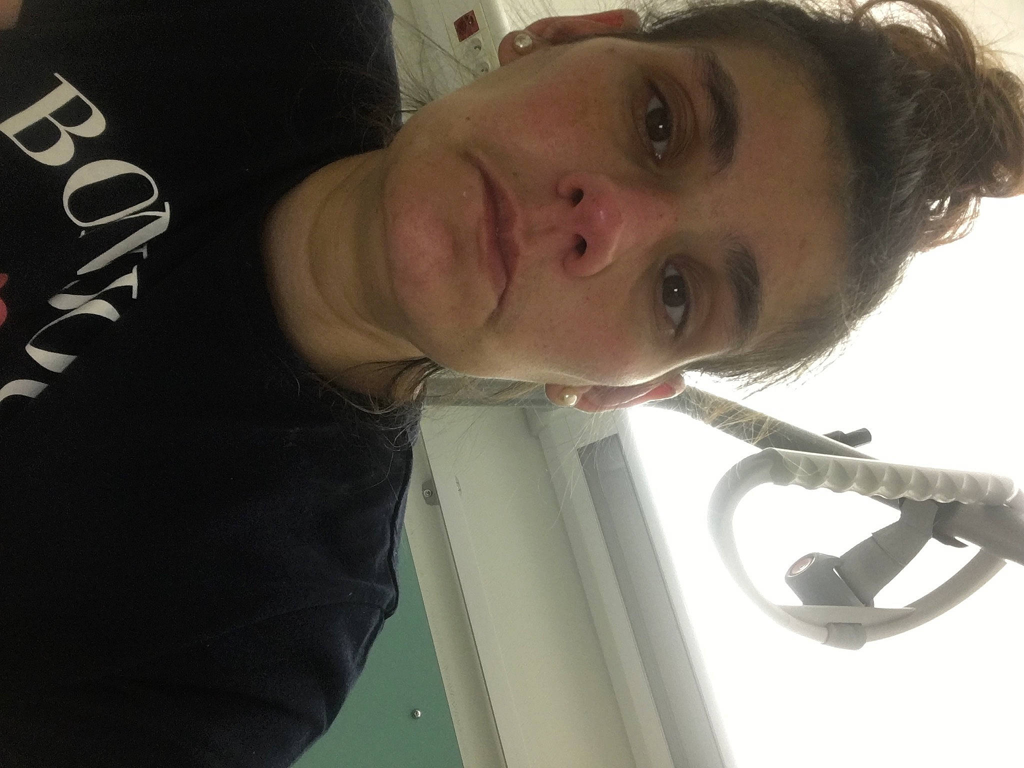 Ilona a rejoint le concours — aidez-le/la à gagner de superbes lots ! audio_equipment, black_hair, ear, elbow, eyelash, eyewear, facial_hair, fun, gesture, jaw, mouth, neck, nose, person, selfie, throat