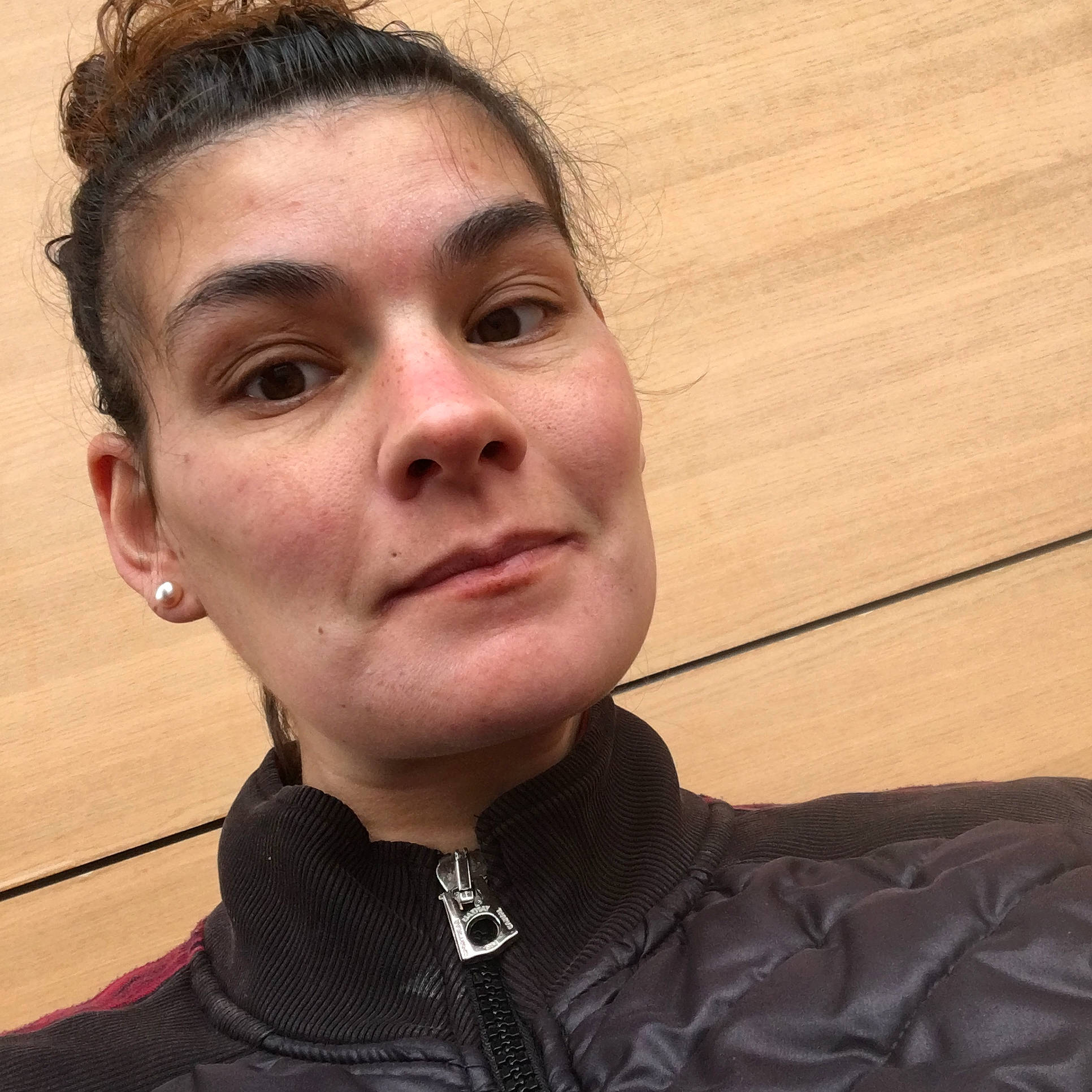 Maëlys participe au concours pour gagner de l'argent avec cette photo : audio_equipment, cheek, collar, ear, eyebrow, eyelash, eyewear, facial_hair, flash_photography, forehead, happy, jaw, neck, nose, person, pleased, portrait, selfie, sleeve, vision_care