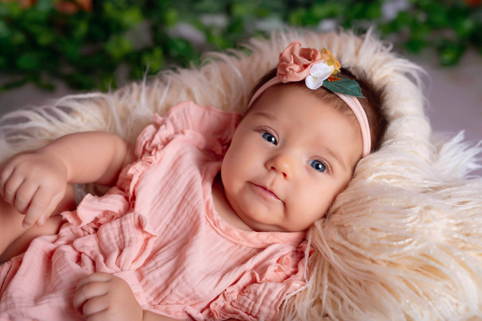 Ariane participe au concours pour gagner de l'argent avec cette photo : baby, baby_toddler_clothing, child, eye, eyelash, fashion_accessory, flash_photography, fur, grass, happy, head, headband, headpiece, iris, peach, person, pink, sitting, skin, smile