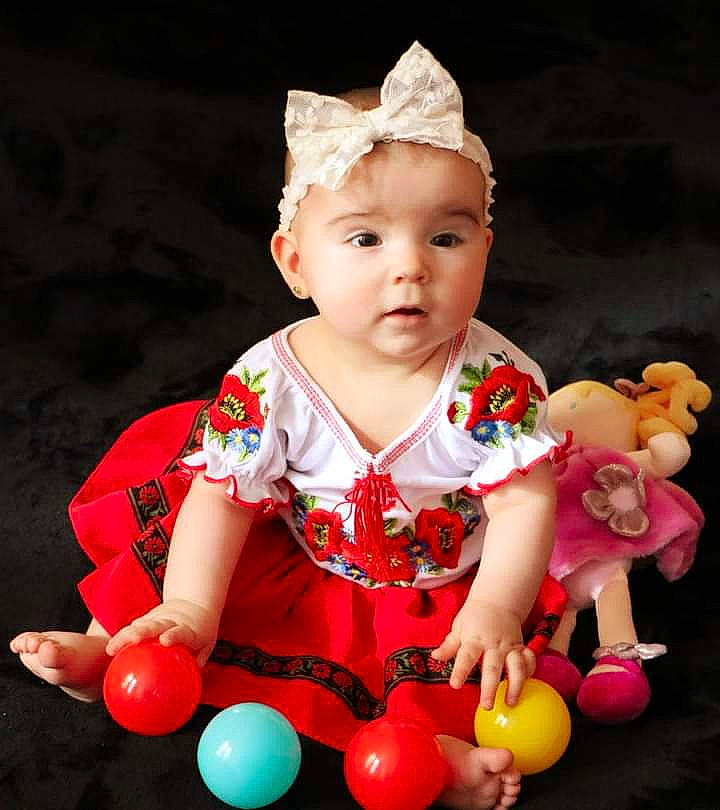 Daria participe au concours pour gagner de l'argent avec cette photo : baby, child, child_model, costume, dress, fashion_accessory, hair_accessory, headgear, party_supply, person, photography, pink, play, toddler