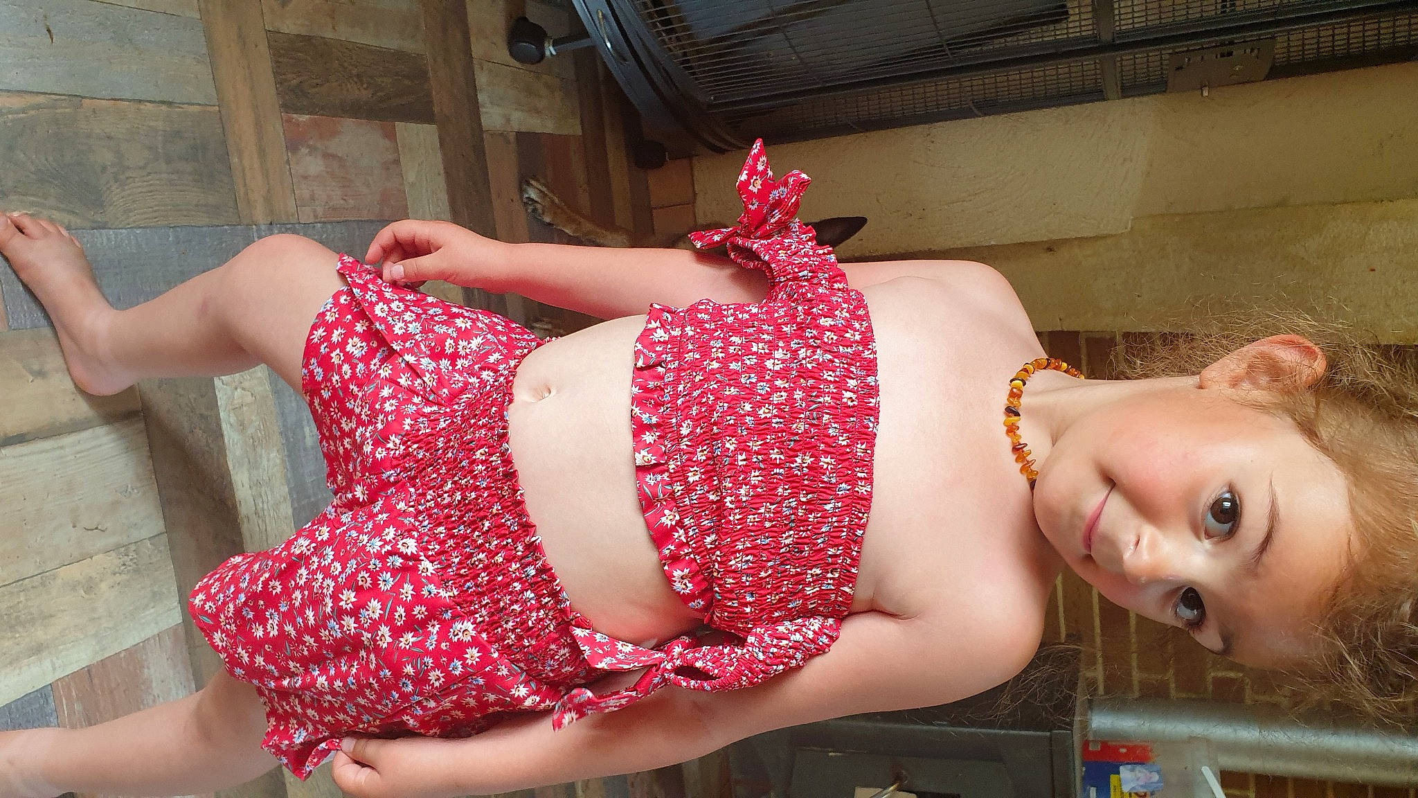 Luna participe au concours pour gagner de l'argent avec cette photo : abdomen, brown_hair, chest, elbow, human_body, human_leg, joint, lingerie, lingerie_top, magenta, navel, neck, pattern, person, pink, red, textile, thigh, trunk, waist