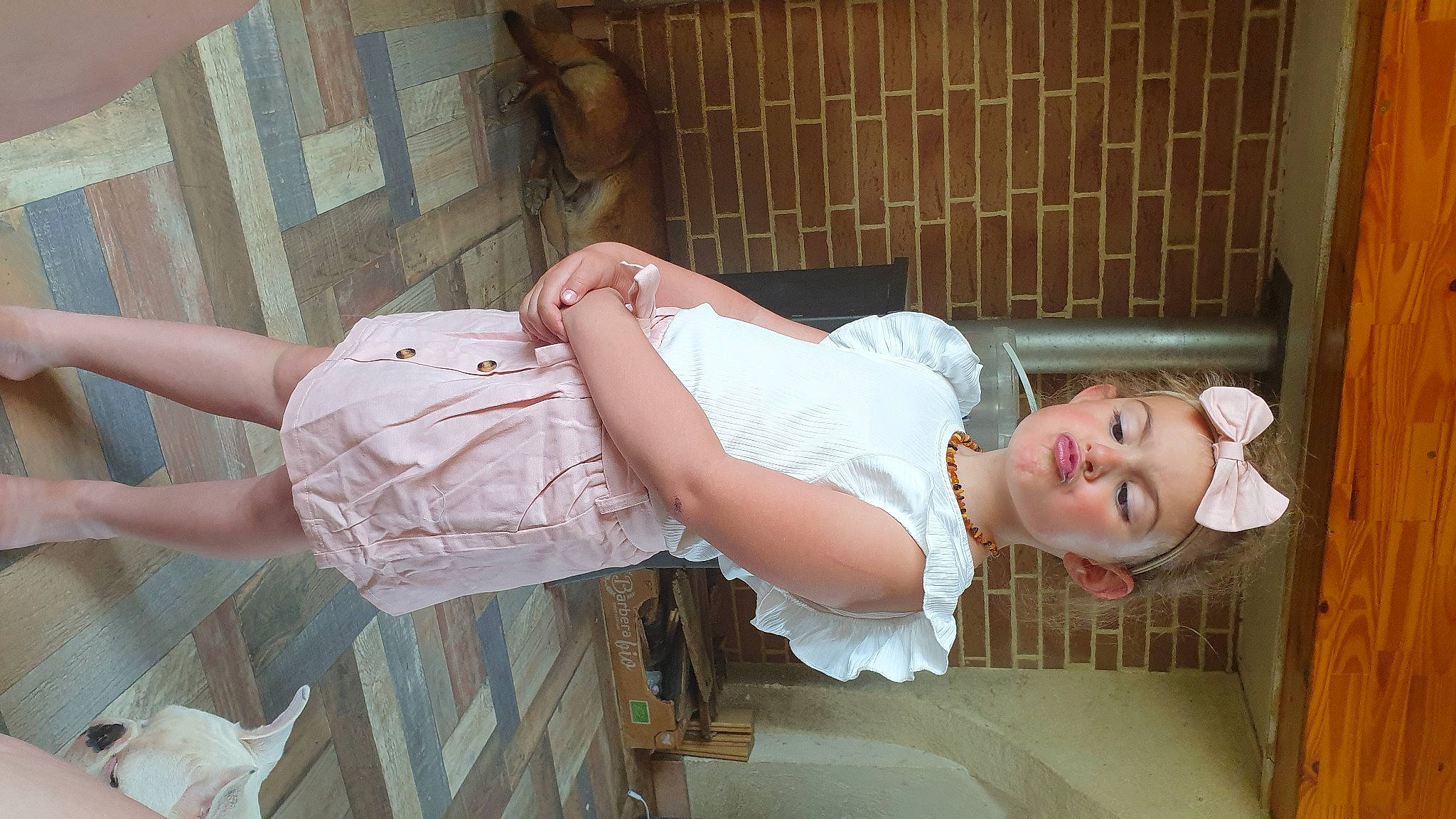 Luna a rejoint le concours — aidez-le/la à gagner de superbes lots ! abdomen, baby, chest, child, elbow, flesh, fun, headwear, homemaker, human_leg, knee, mouth, person, room, thigh, trunk, vintage_clothing, wrist