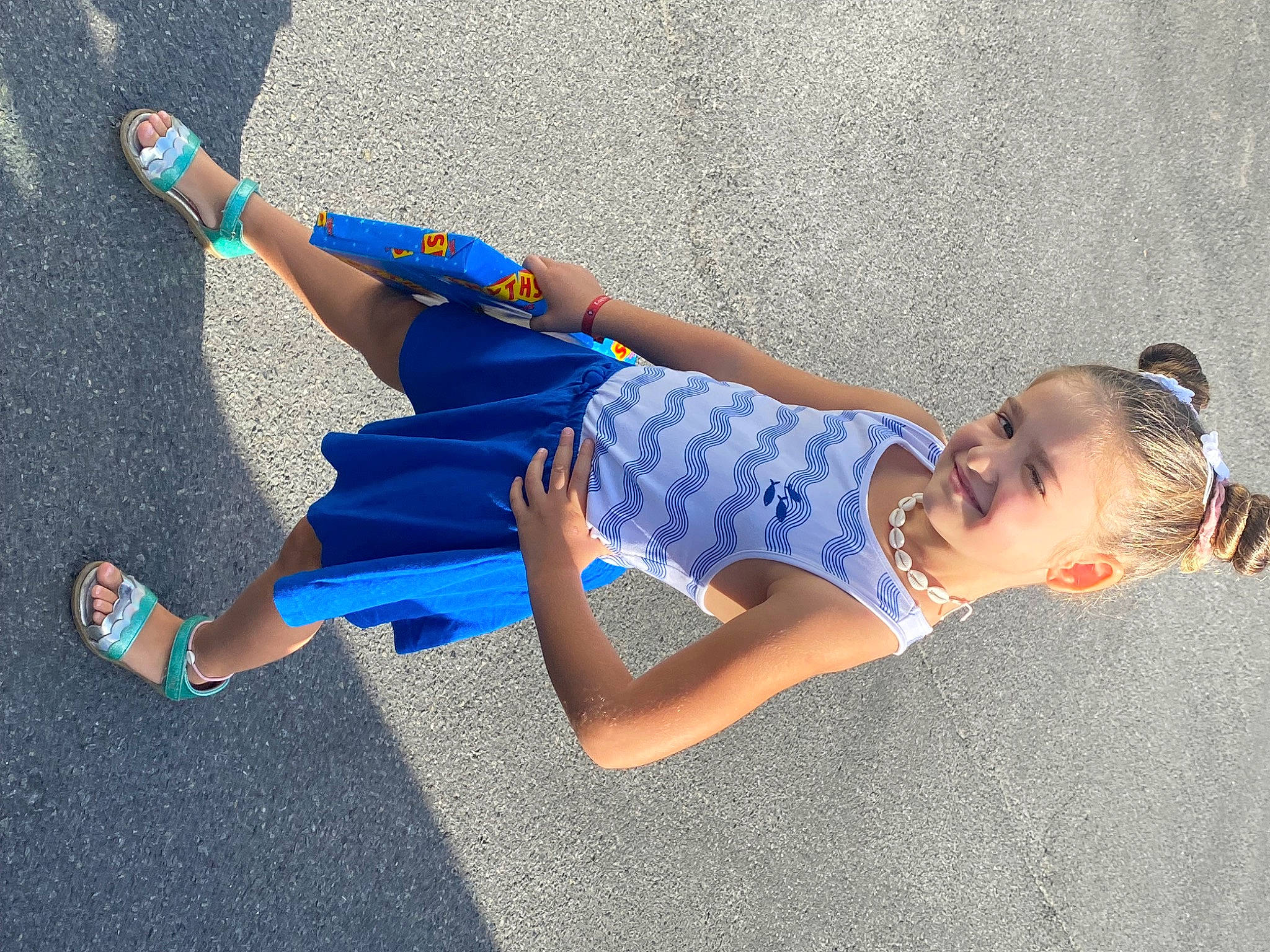 Iris participe au concours pour gagner de l'argent avec cette photo : azure, denim, elbow, electric_blue, foot, fun, happy, human_body, human_leg, joint, joy, knee, leg, leisure, person, recreation, sneakers, sportswear, t_shirt, thigh