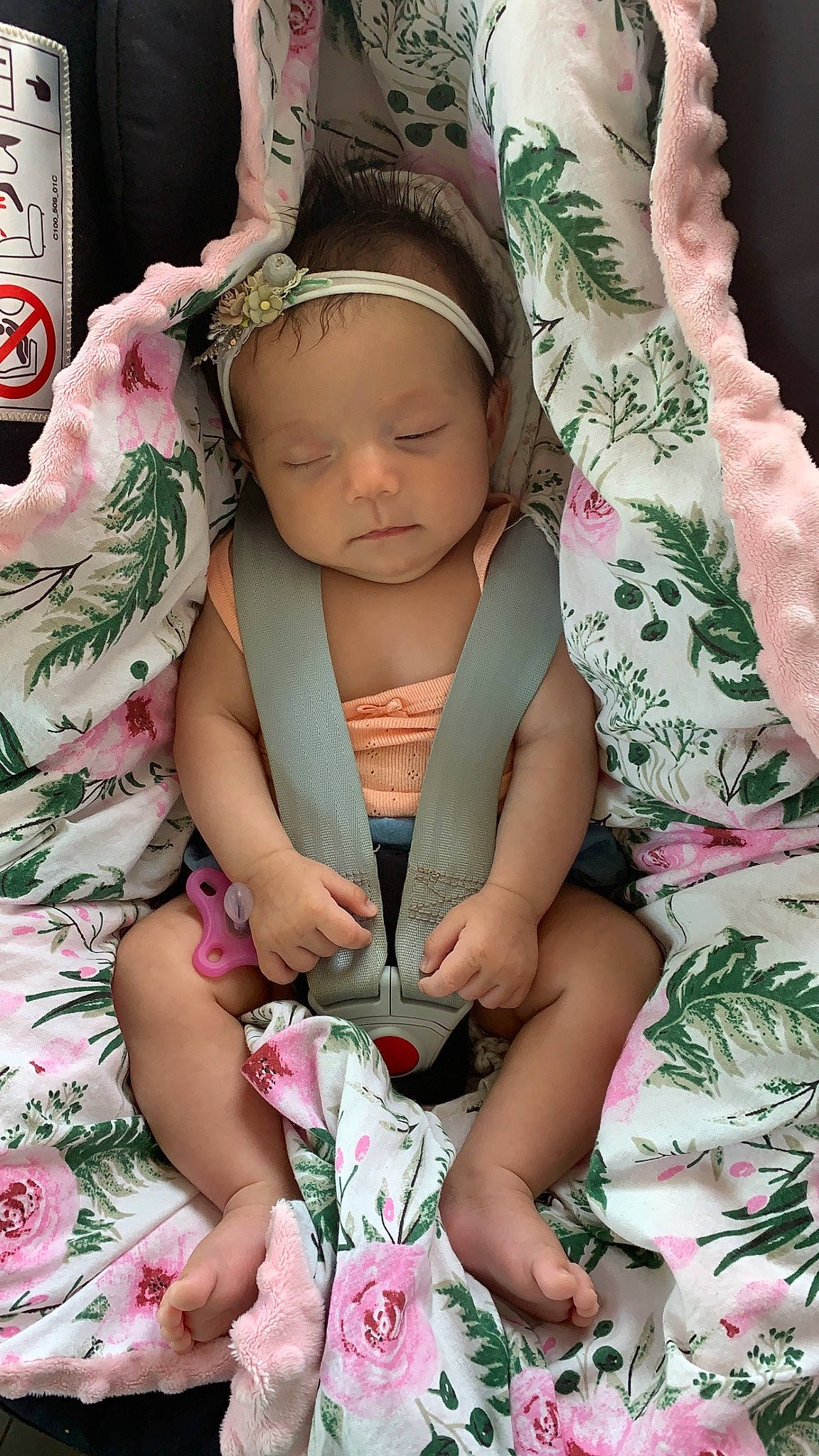 Alma participe au concours pour gagner de l'argent avec cette photo : baby, baby_toddler_clothing, cap, child, event, fashion_accessory, finger, grass, hand, happy, hat, jewellery, linens, pattern, person, pink, purple, sitting, skin, textile