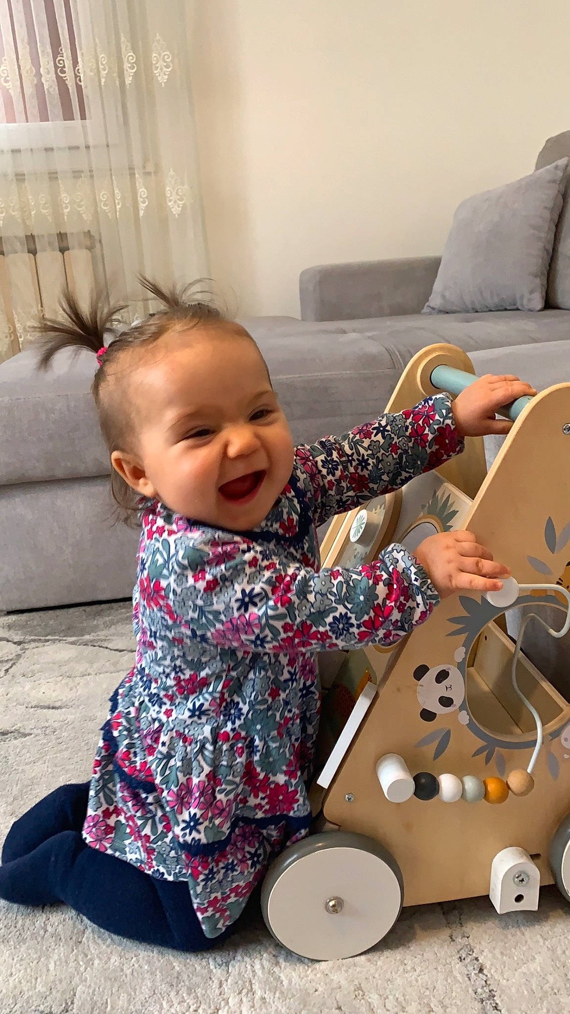 Alma a rejoint le concours — aidez-le/la à gagner de superbes lots ! audio_equipment, baby, baby_toddler_clothing, child, comfort, curtain, fun, happy, machine, pattern, people, person, play, room, sitting, smile, toddler
