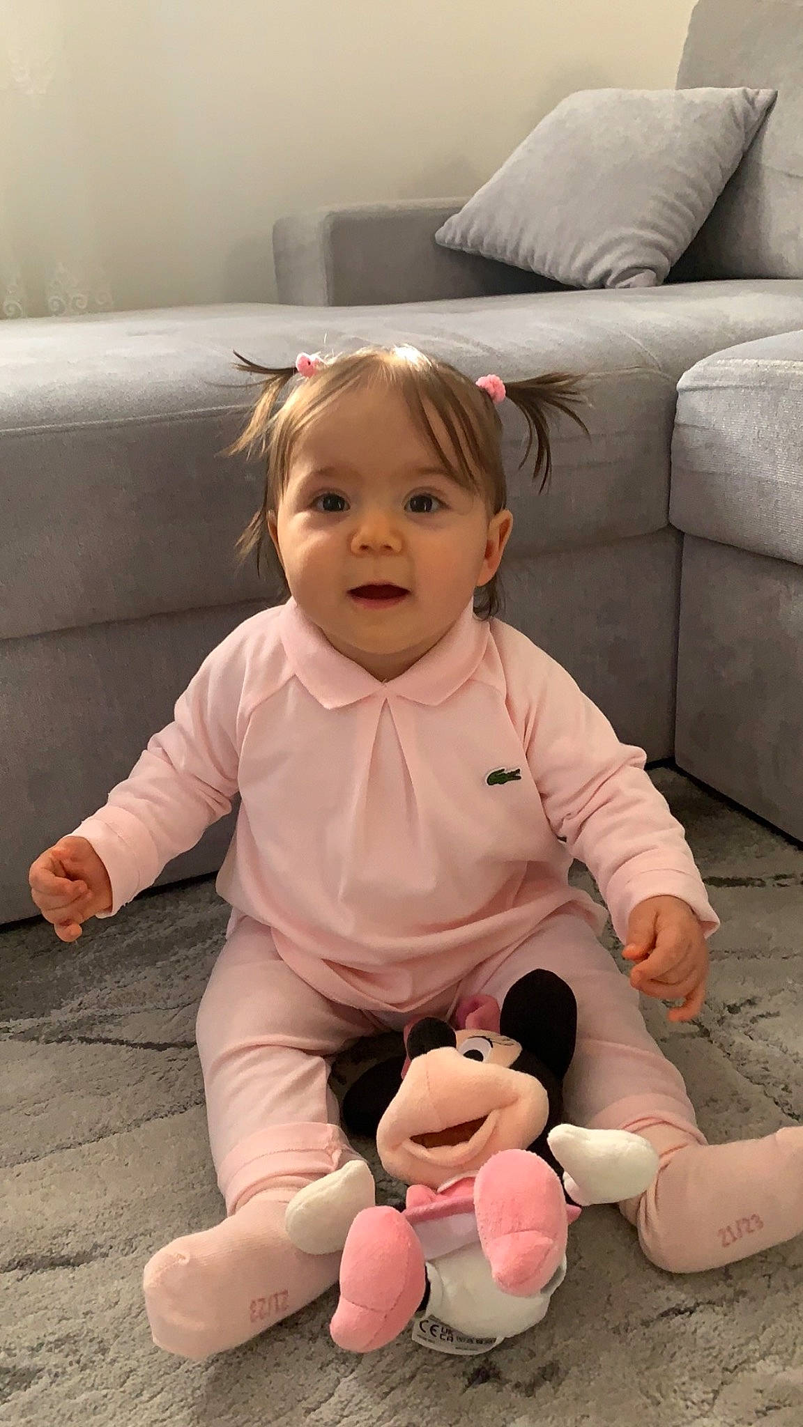 Alma participe au concours pour gagner de l'argent avec cette photo : baby, baby_toddler_clothing, beauty, cheek, child, comfort, couch, finger, floor, flooring, happy, human, people, person, pink, product, skin, smile, snapshot, toddler