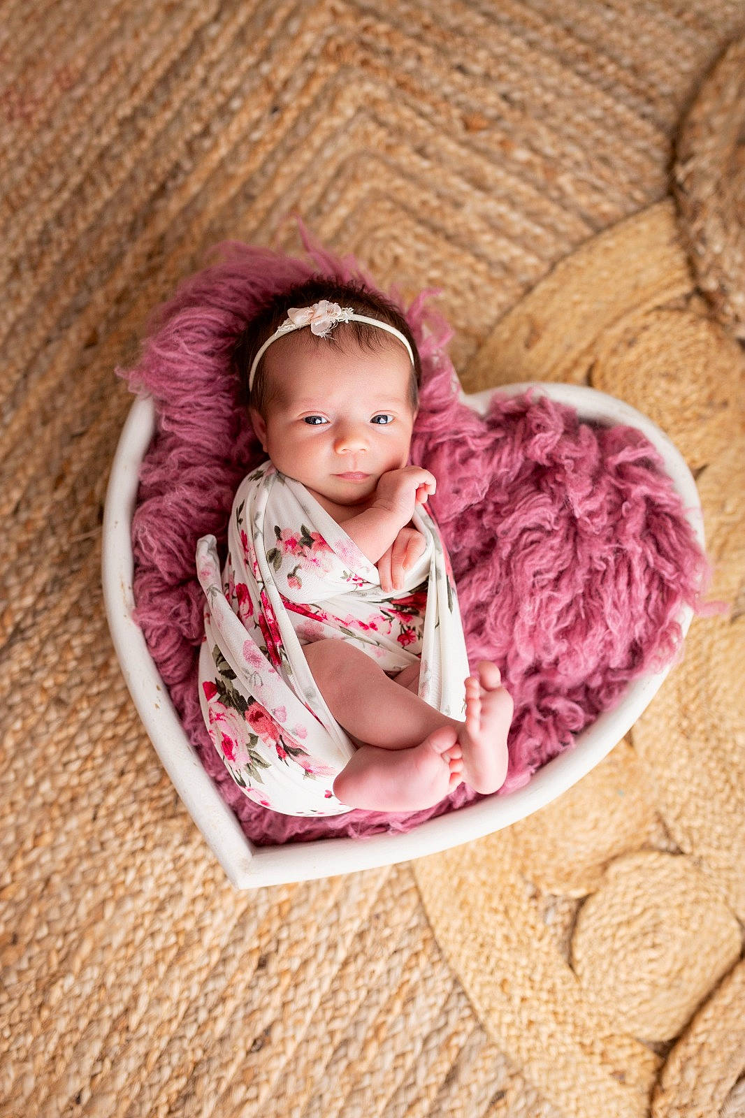 Alma a rejoint le concours — aidez-le/la à gagner de superbes lots ! baby, baby_toddler_clothing, cheek, child, comfort, eye, face, fashion_accessory, grass, happy, head, headgear, linens, magenta, pattern, person, pink, skin, sleeve, toddler