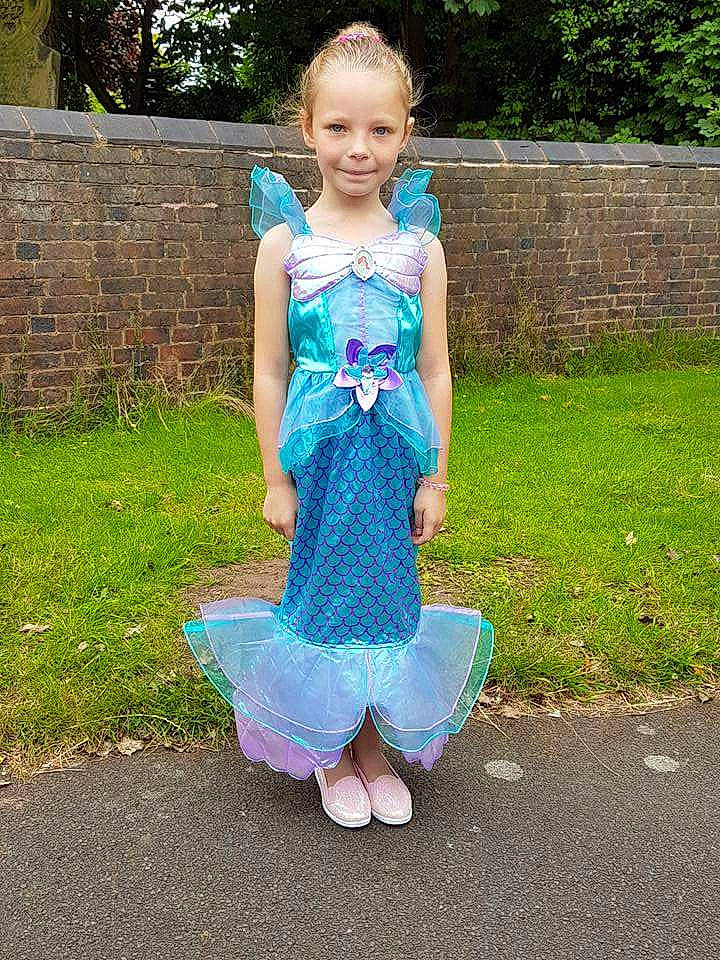 Ella-louise is registered to the contest to win money with this photo: