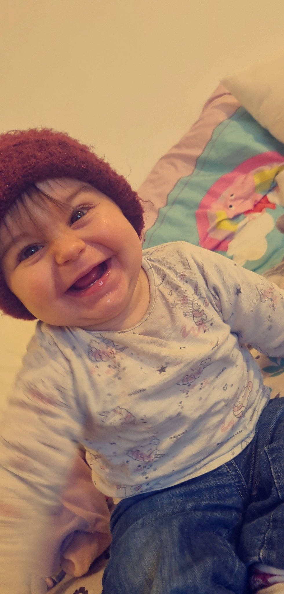 Mya participe au concours pour gagner de l'argent avec cette photo : arm, cheek, chin, eye, eyebrow, face, facial_expression, forehead, hairstyle, head, human, human_body, joy, lip, mouth, neck, nose, organ, person, skin