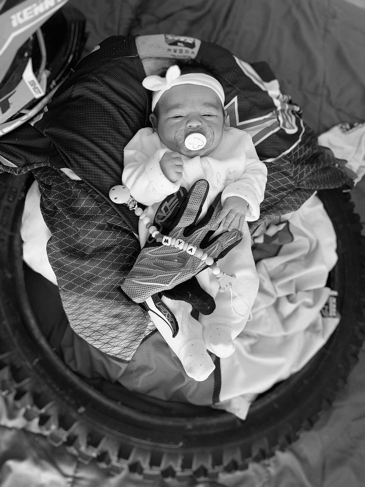 Mya participe au concours pour gagner de l'argent avec cette photo : baby, baby_toddler_clothing, black, black_and_white, child, circle, comfort, event, flash_photography, monochrome, monochrome_photography, pattern, person, photograph, plant, snapshot, stock_photography, style, sugar_cake, toddler