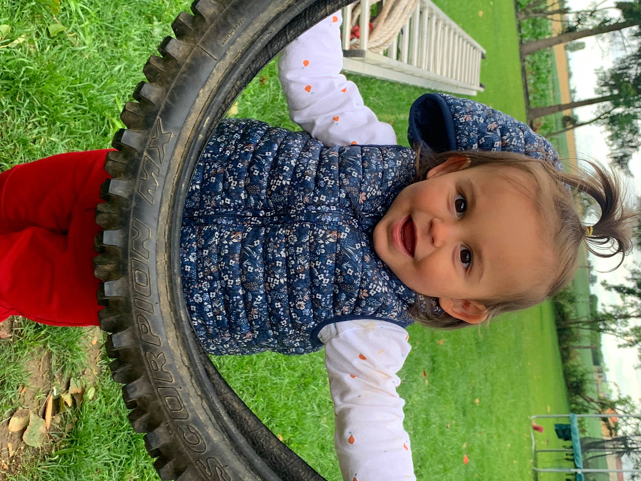 Mya a rejoint le concours — aidez-le/la à gagner de superbes lots ! automotive_tire, bicycle_tire, fender, grass, green, leaf, leisure, motor_vehicle, people_in_nature, person, plant, rim, smile, synthetic_rubber, tire, tire_care, toddler, tread, tree, wheel