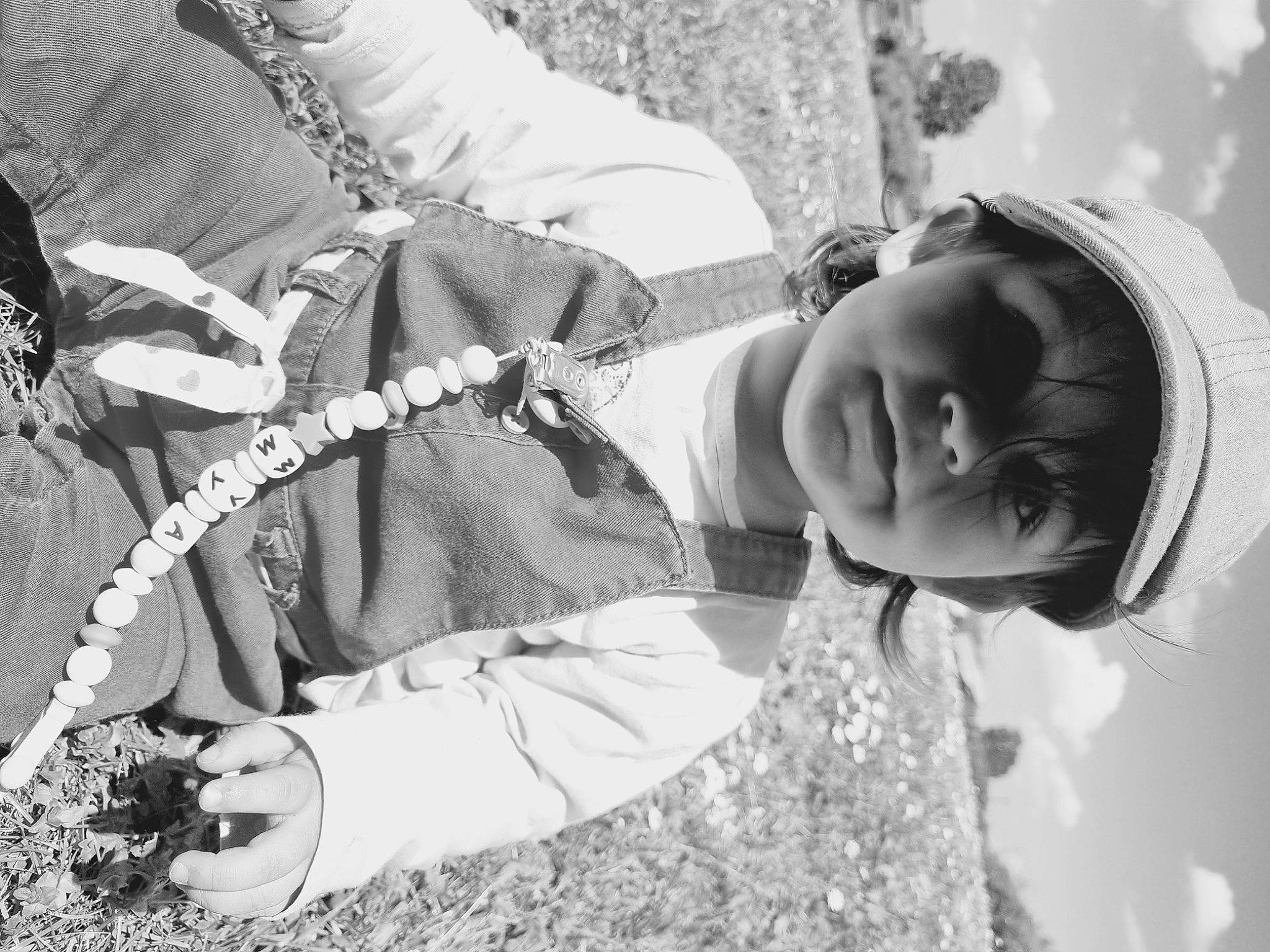 Mya a rejoint le concours — aidez-le/la à gagner de superbes lots ! black_and_white, child, comfort, facial_expression, fun, gesture, grass, hairstyle, happy, headgear, monochrome, monochrome_photography, pattern, person, plant, sitting, smile, style, toddler, tree