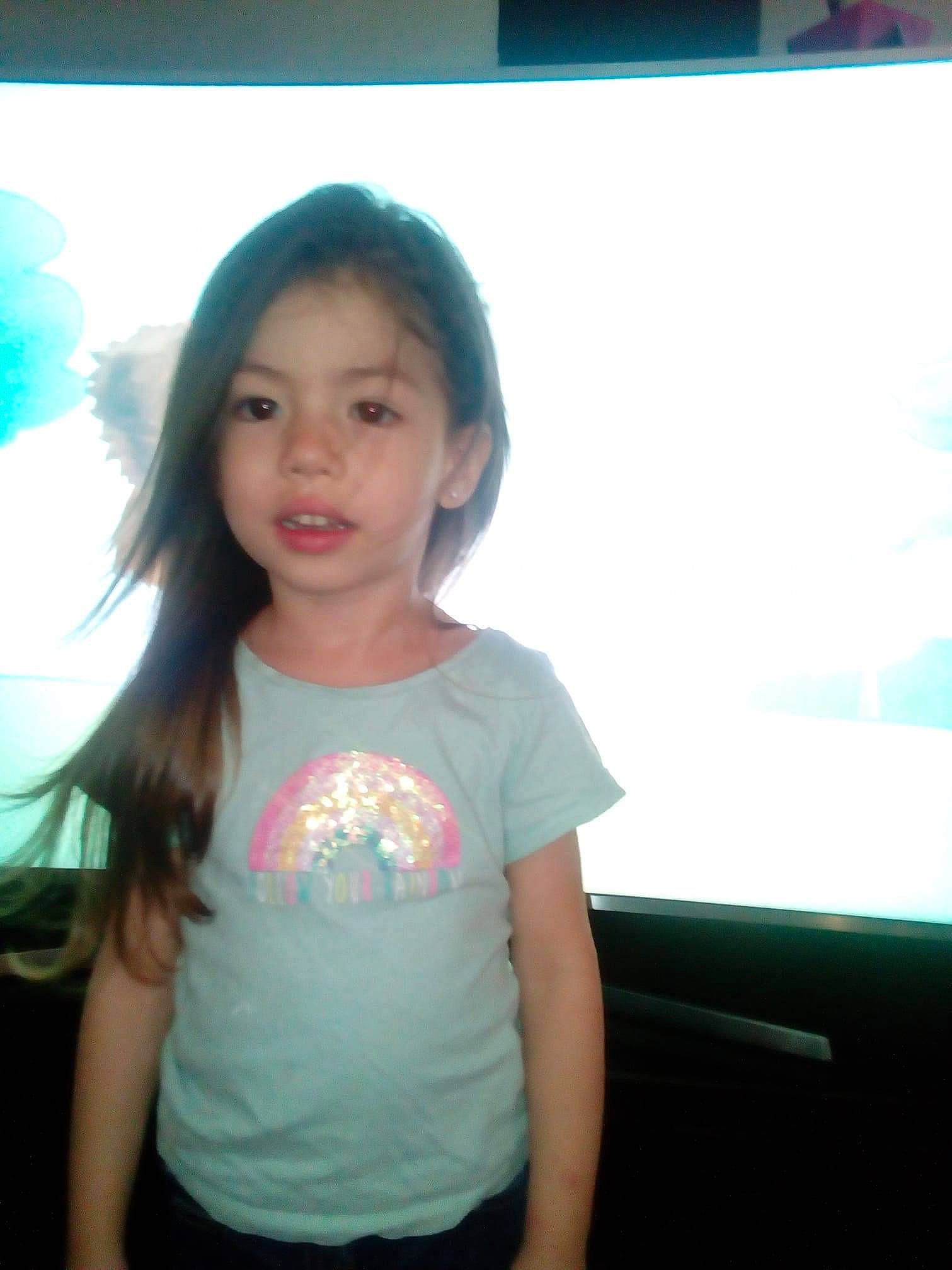 Shaïna participe au concours pour gagner de l'argent avec cette photo : balloon, black_hair, child, display_device, eyebrow, fun, happy, iris, jaw, leisure, long_hair, neck, person, room, skin, sleeve, smile, t_shirt, toddler, trunk