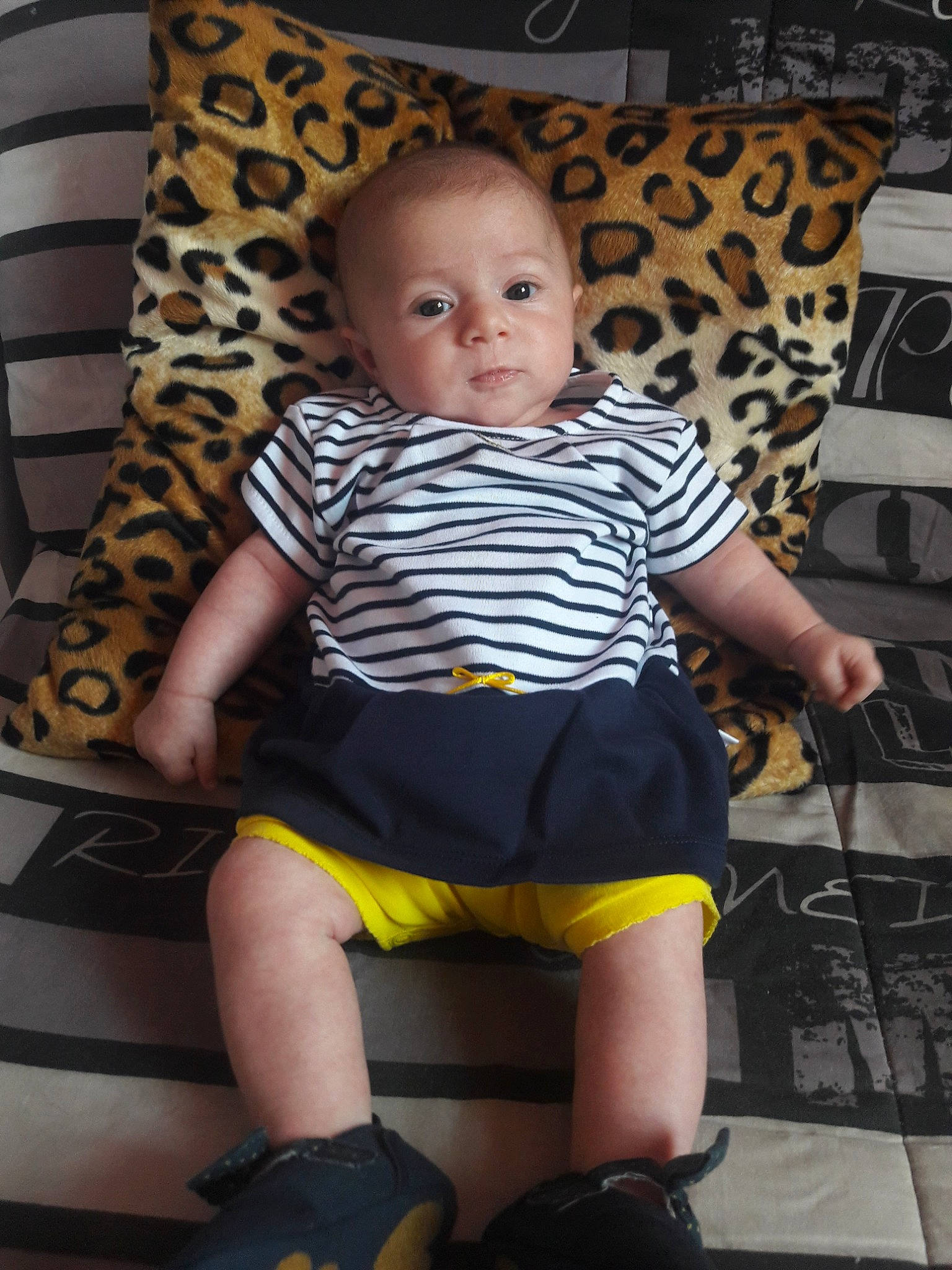 Séréna participe au concours pour gagner de l'argent avec cette photo : baby, baby_toddler_clothing, child, furniture, knee, leg, person, sitting, thigh, toddler, yellow