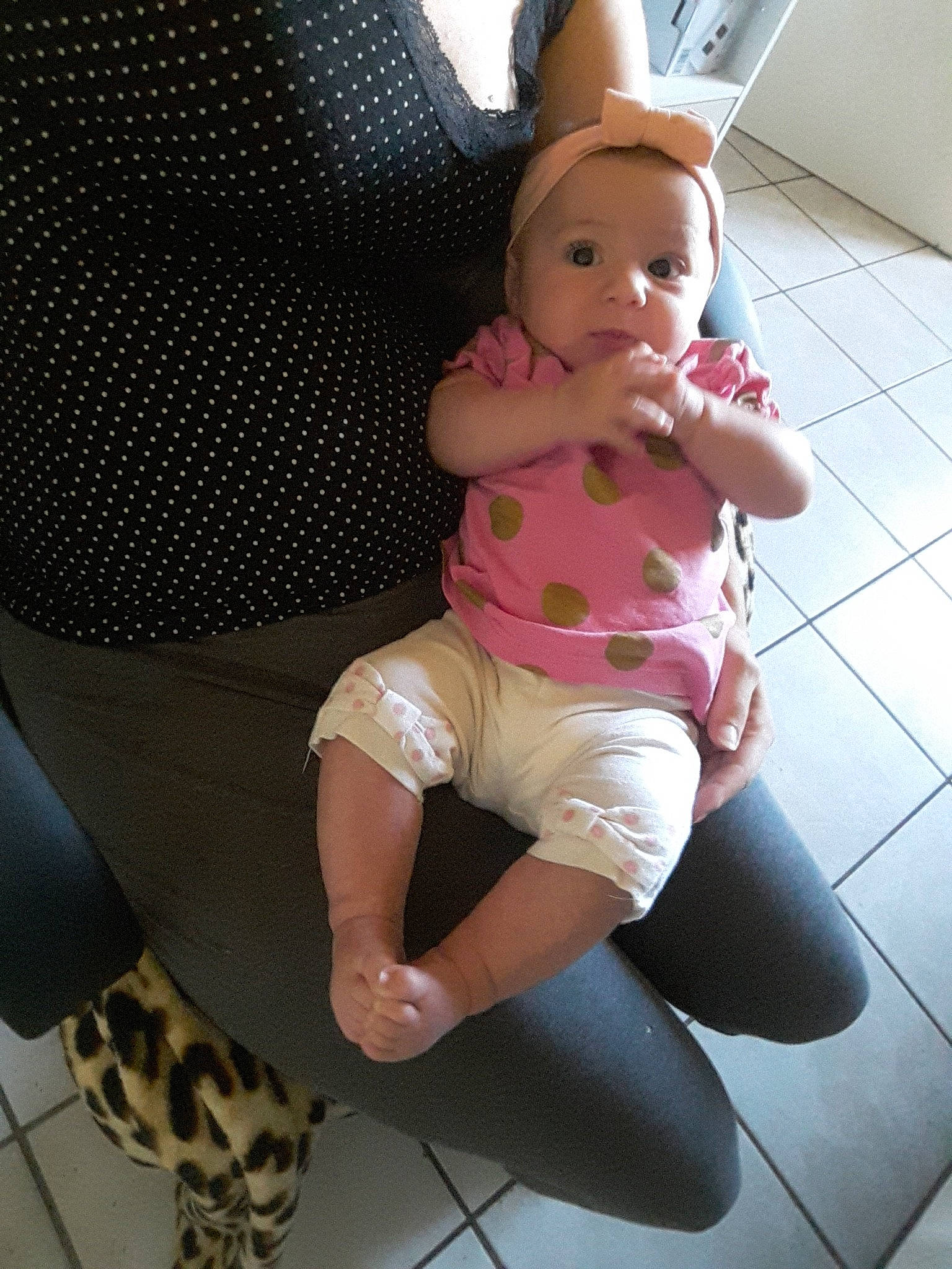 Séréna participe au concours pour gagner de l'argent avec cette photo : baby, child, doll, ear, fawn, leg, person, pink, sitting, toddler, toy