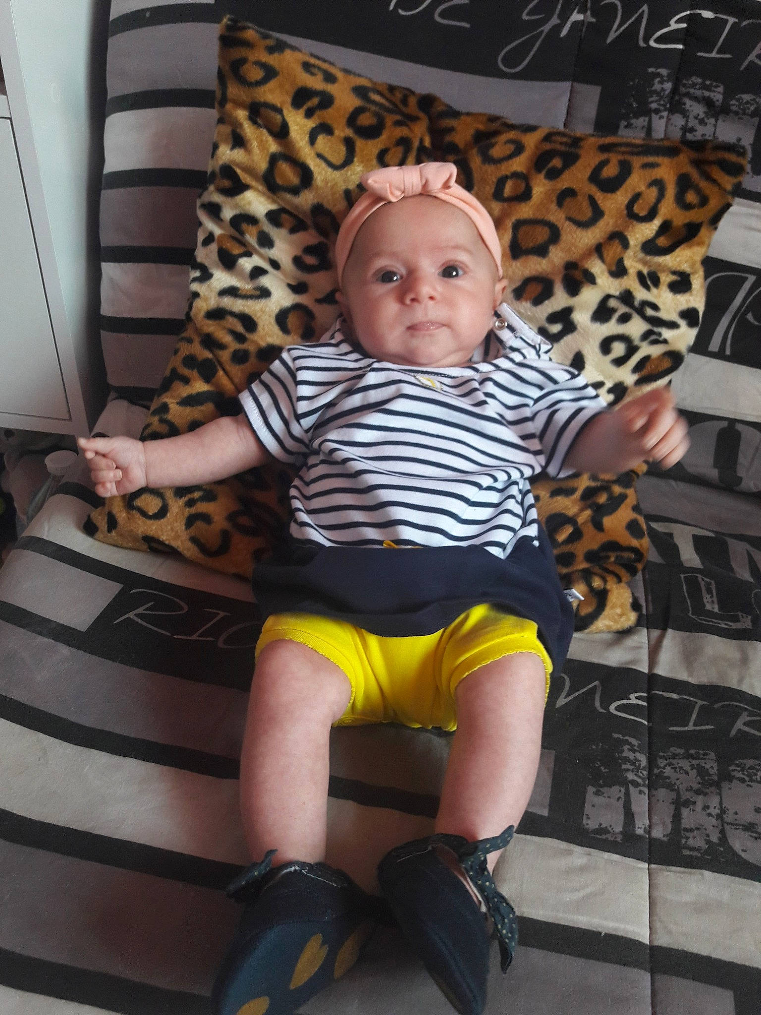 Séréna a rejoint le concours — aidez-le/la à gagner de superbes lots ! baby, baby_toddler_clothing, chair, child, furniture, knee, leg, person, sitting, thigh, toddler, yellow