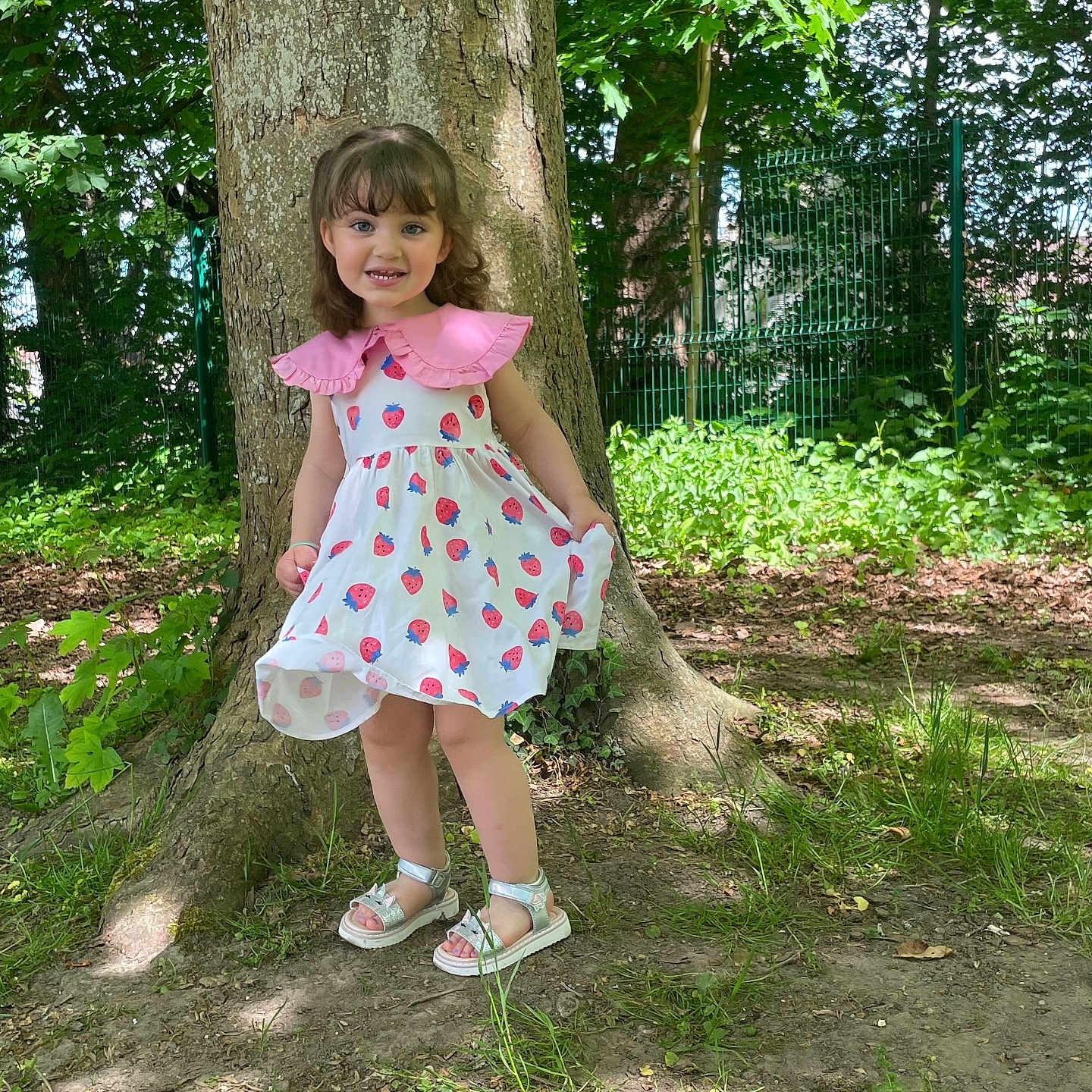 Alba participe au concours pour gagner de l'argent avec cette photo : backyard, clothing, dress, face, grass, green, grove, head, land, nature, outdoors, park, person, photography, plant, portrait, tree, vegetation, woodland, yard