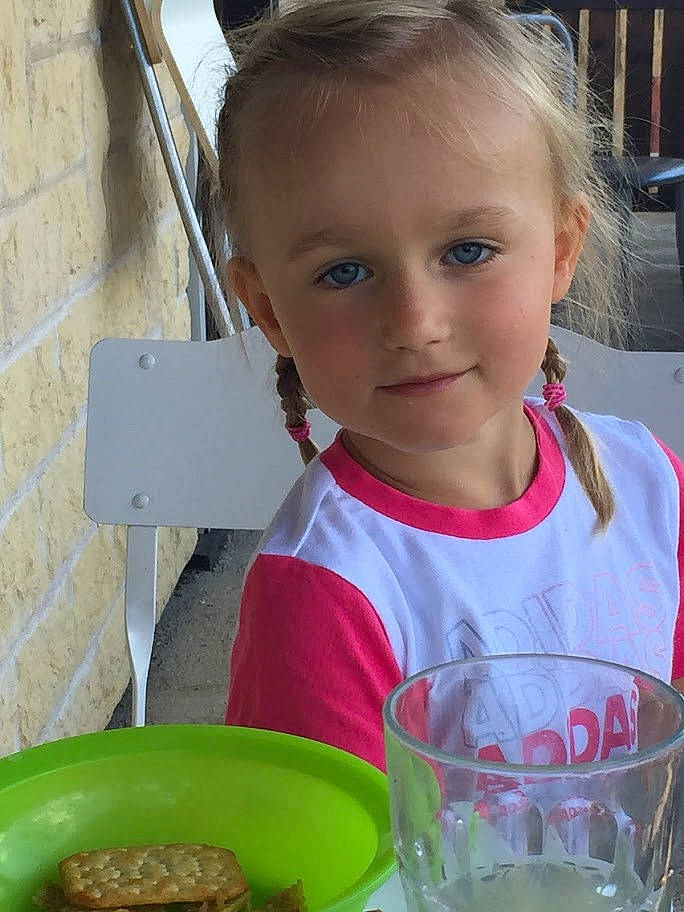 Calista a rejoint le concours — aidez-le/la à gagner de superbes lots ! child, comfort_food, cooking, cuisine, dessert, dish, drink, drinkware, event, food, fun, hair, happy, ingredient, joy, natural_foods, person, plate, sharing, t_shirt