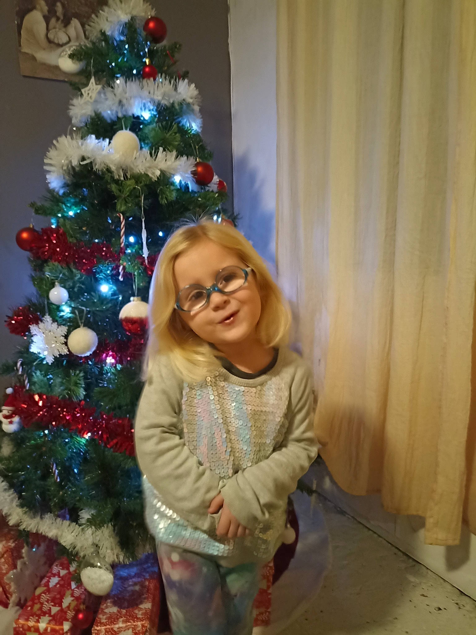 Leonie participe au concours pour gagner de l'argent avec cette photo : christmas, christmas_decoration, christmas_eve, christmas_ornament, christmas_tree, conifer, curtain, event, evergreen, happy, holiday, holiday_ornament, joy, ornament, person, plant, room, sleeve, smile, tree