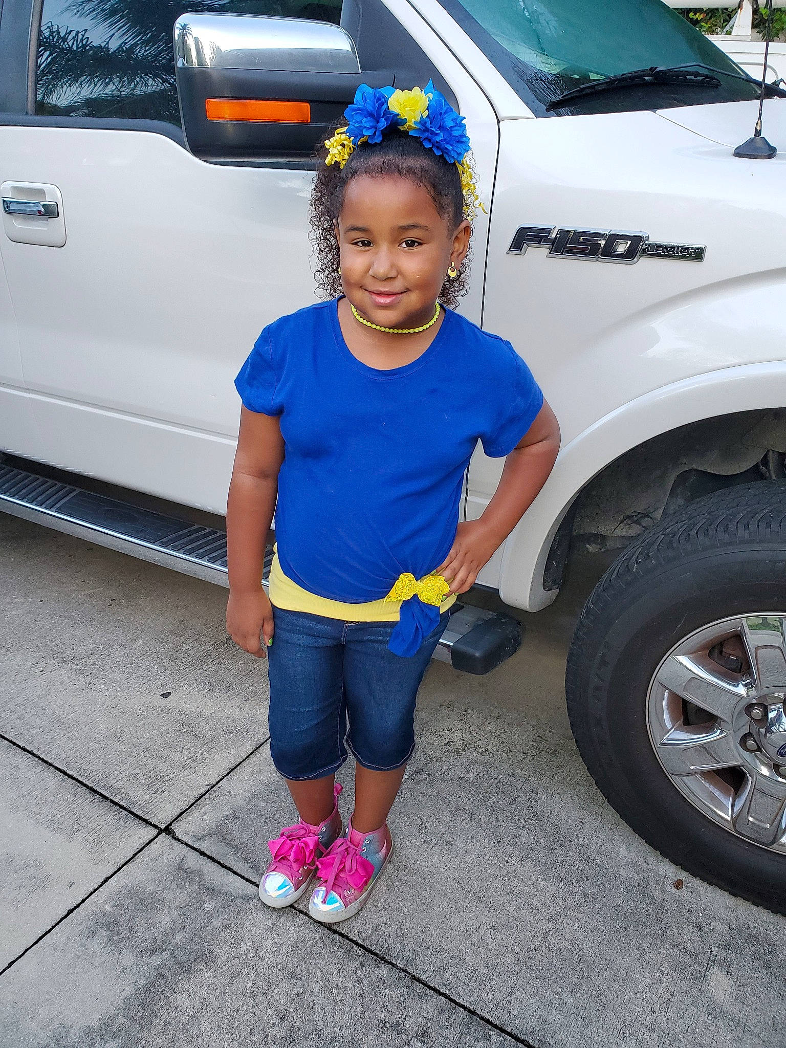 Davia is registered to the contest to win money with this photo: automotive_cleaning, automotive_window_part, car, child, electric_blue, family_car, fender, joy, minivan, parking, person, plant, recreation, smile, sportswear, style, t_shirt, tire, toddler, vacation