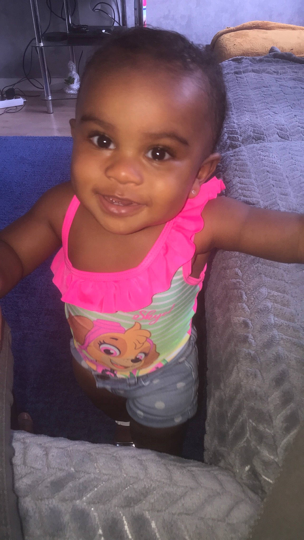 Taïlya a rejoint le concours — aidez-le/la à gagner de superbes lots ! arm, black, cheek, chin, eye, eyebrow, face, forehead, hair, hairstyle, hand, head, human_body, joint, joy, lip, mouth, nose, organ, person