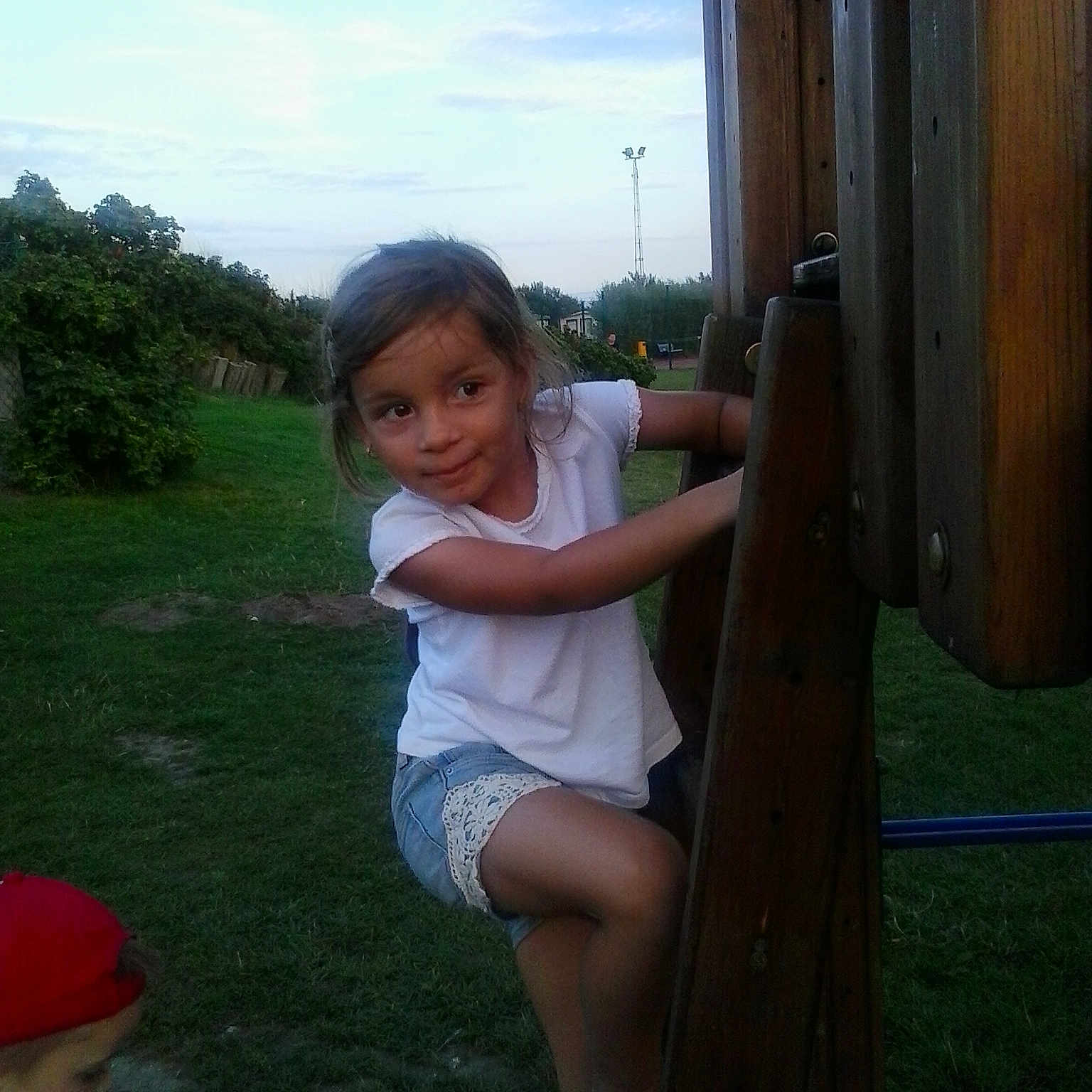 Samia participe au concours pour gagner de l'argent avec cette photo : adventure, fun, girl, recreation, tree, vacation