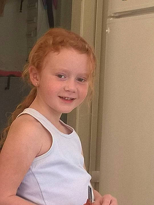 Isalys a rejoint le concours — aidez-le/la à gagner de superbes lots ! blond, child, face, facial_expression, hair, hairstyle, hand, head, human_positions, infant, joy, organ, person, portrait, skin, smile, toddler