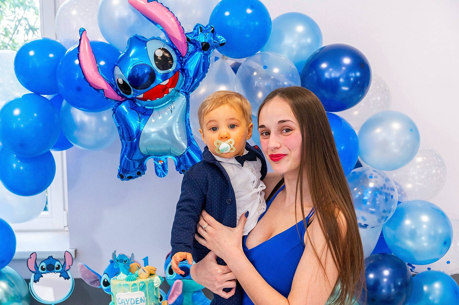 Cayden participe au concours pour gagner de l'argent avec cette photo : aqua, azure, balloon, blue, community, decoration, electric_blue, facial_expression, flash_photography, fun, gesture, happy, joy, party_supply, people, person, photograph, pink, red, smile