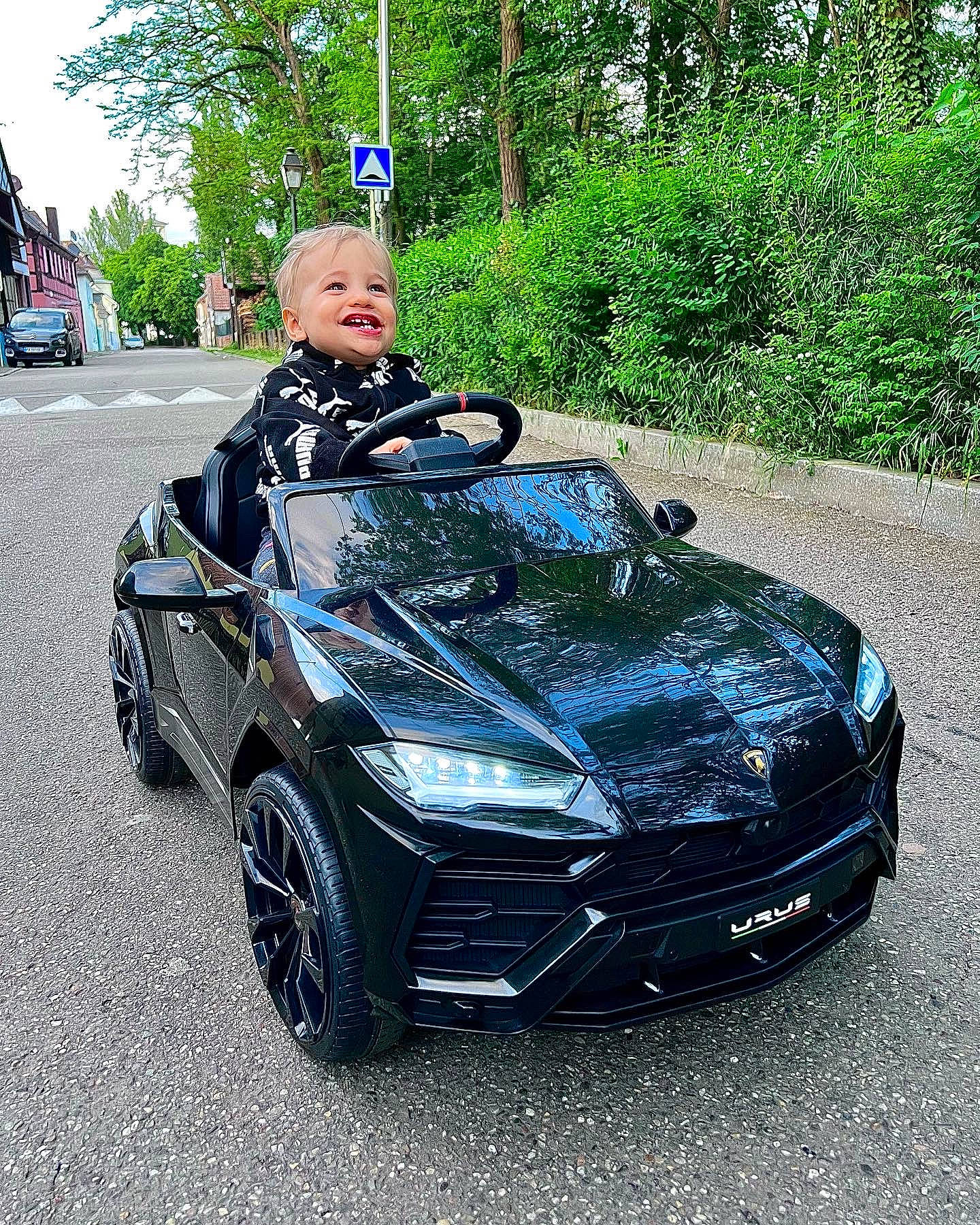 Cayden a rejoint le concours — aidez-le/la à gagner de superbes lots ! alloy_wheel, automotive_design, automotive_exterior, automotive_lighting, automotive_mirror, automotive_tire, bumper, car, fender, headlamp, hood, joy, land_vehicle, motor_vehicle, person, personal_luxury_car, plant, rim, tire, tree