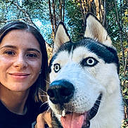 Max a rejoint le concours — aidez-le/la à gagner de superbes lots ! woman, dog, husky, blue_eyes, outdoor, forest, trees, smiling, pet, collar, leash, nature, portrait, closeup, happy, tongue_out, friendship, daylight, young_adult, canine