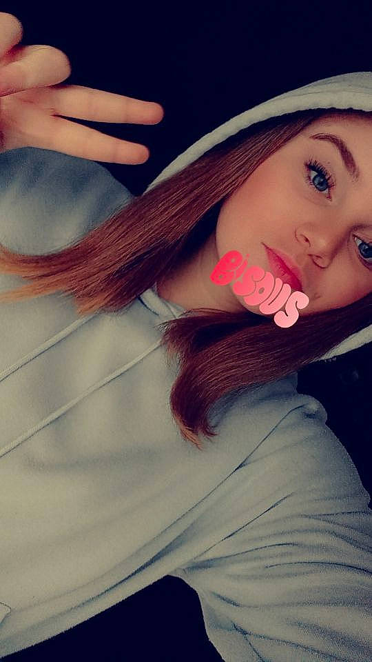 Clara participe au concours pour gagner de l'argent avec cette photo : black_hair, cool, eye, eyelash, finger, flash_photography, gesture, hand, happy, jaw, layered_hair, lip, lipstick, mouth, neck, nose, person, pink, shoulder, skin