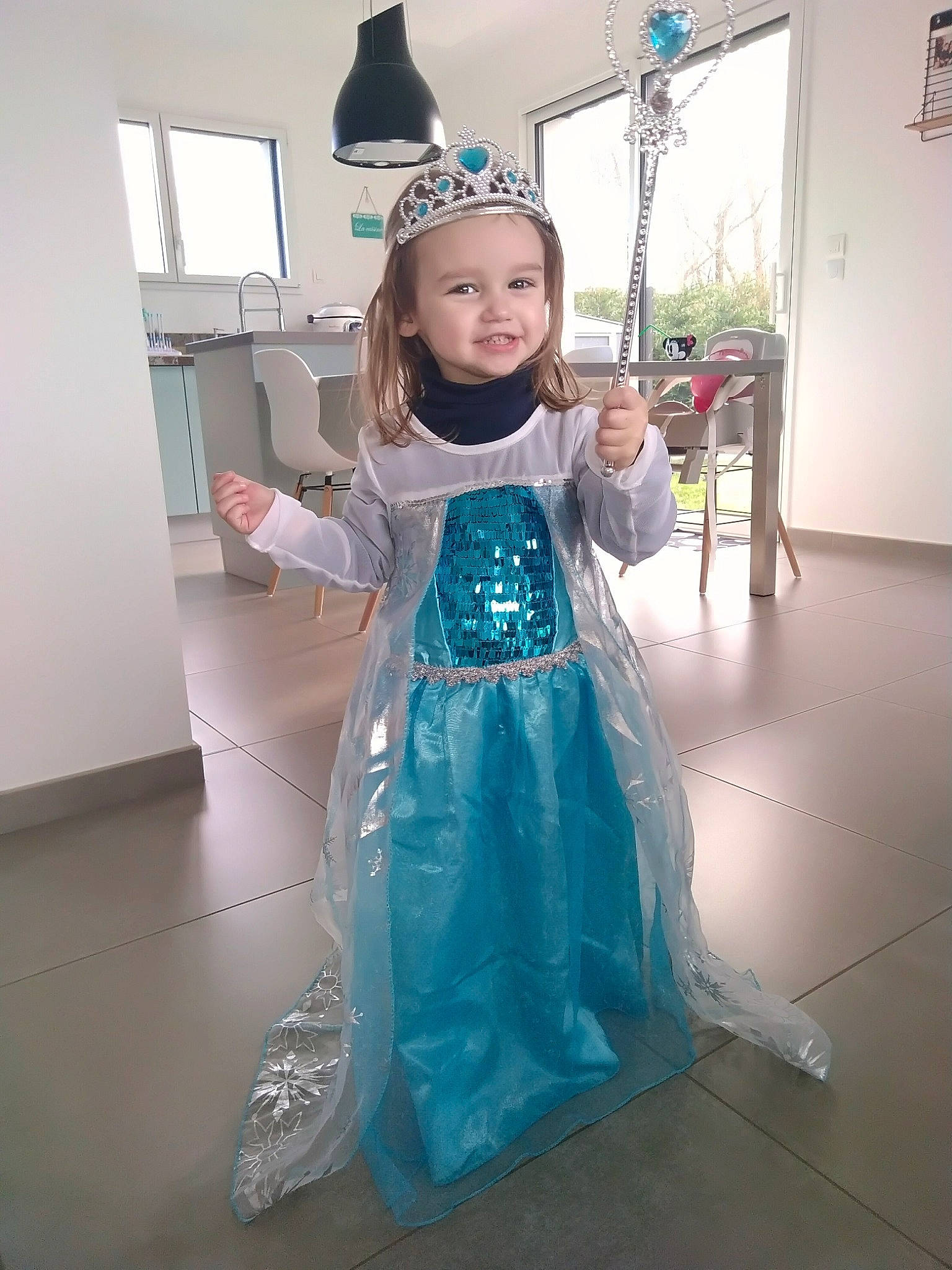 Emeline participe au concours pour gagner de l'argent avec cette photo : child, clothing, costume, dress, fashion_design, gown, headpiece, person, smile
